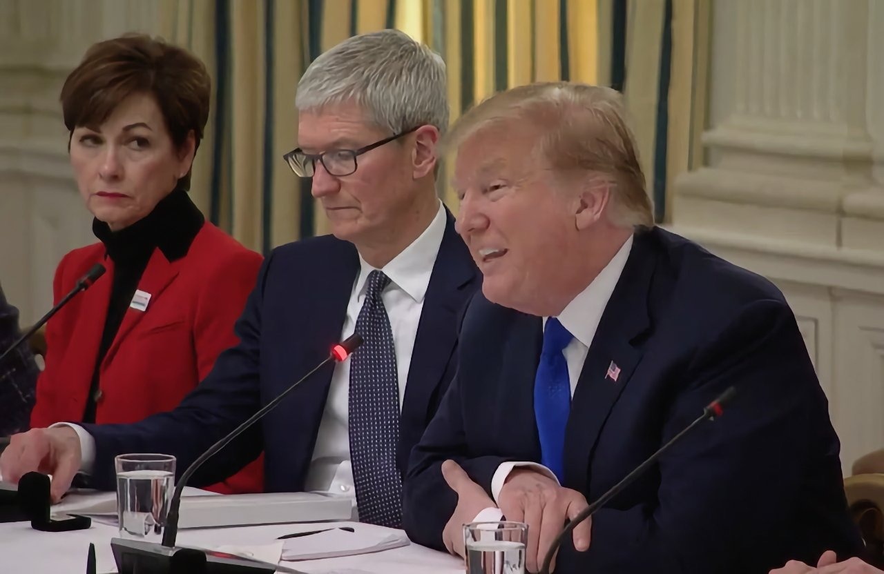 Ong Trump noi mien thue smartphone de 'giup Tim Cook' hinh anh