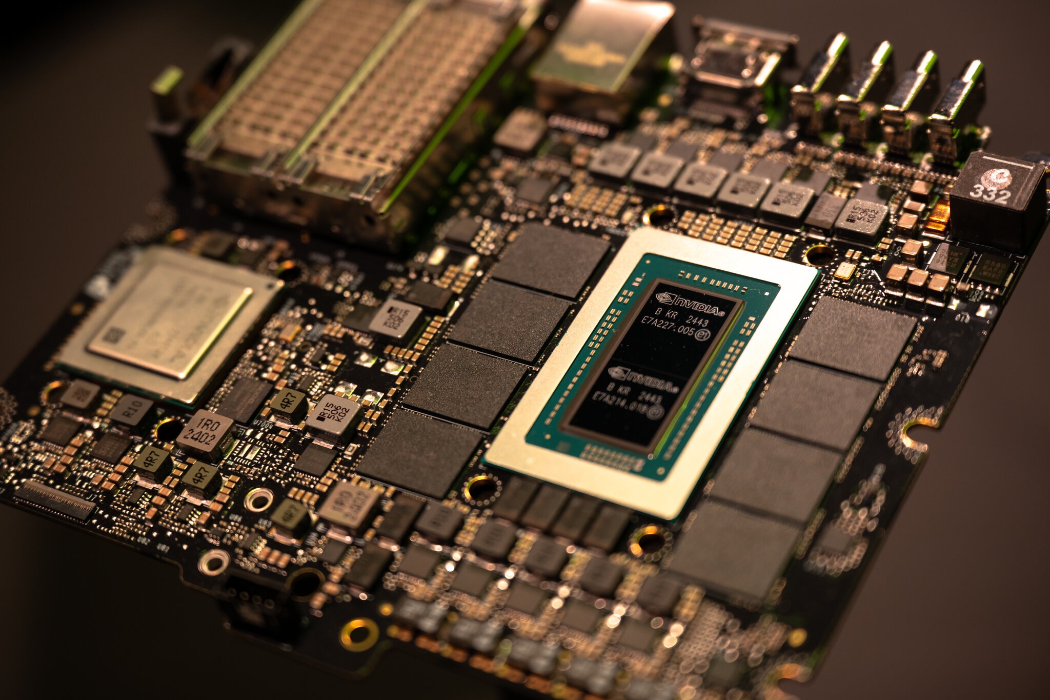 Ong Trump vua tung 'cu dam' vao tuong lai cua Nvidia hinh anh