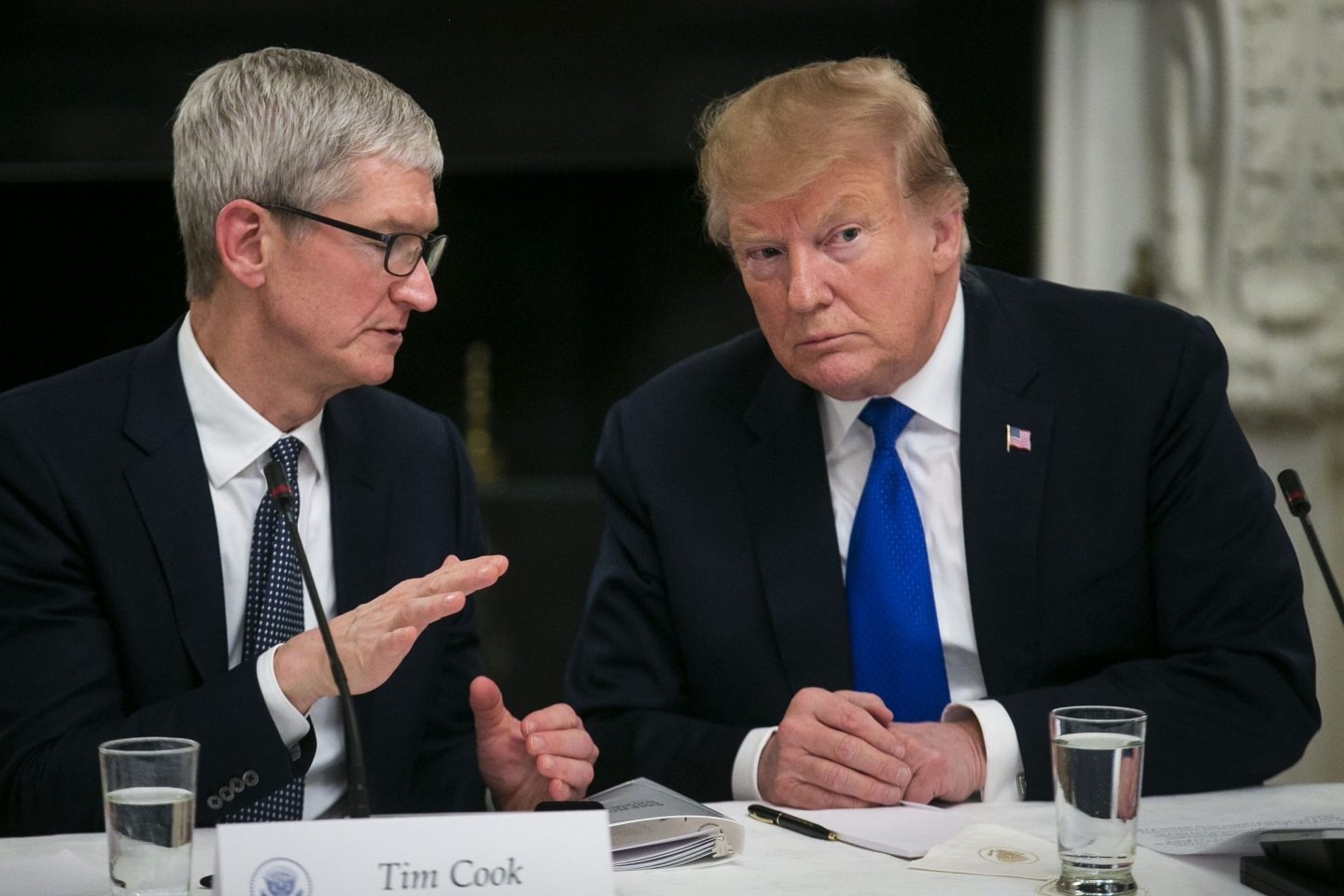 Tim Cook khen ngoi ong Trump hinh anh
