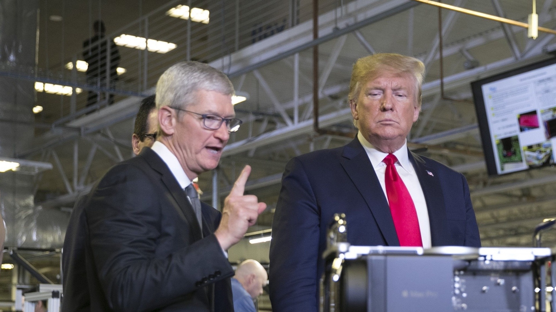 Ong Trump goi cho Tim Cook sau khi My - Trung Quoc dung ap thue hinh anh