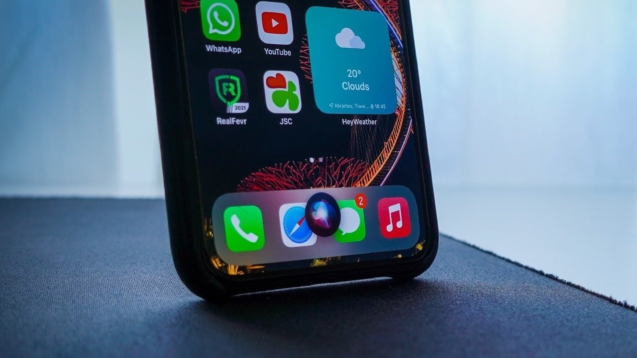 Ngay phat hanh Siri moi tren iPhone hinh anh