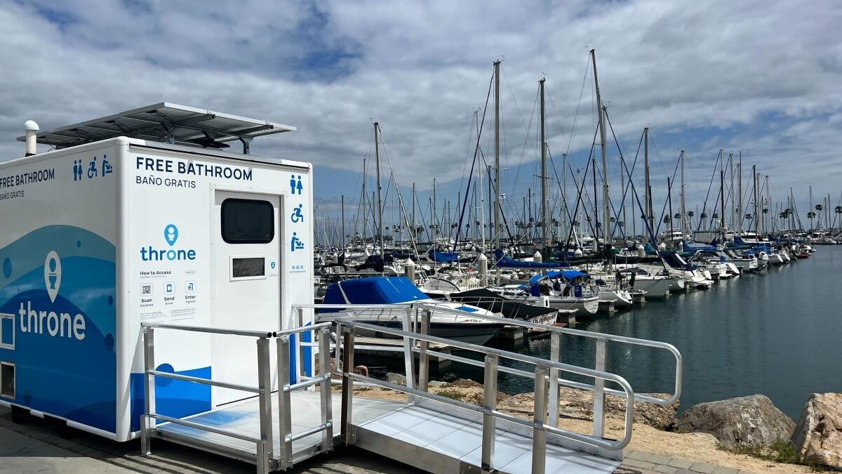 Nha ve sinh canh bao, cam dung neu khach ban hinh anh