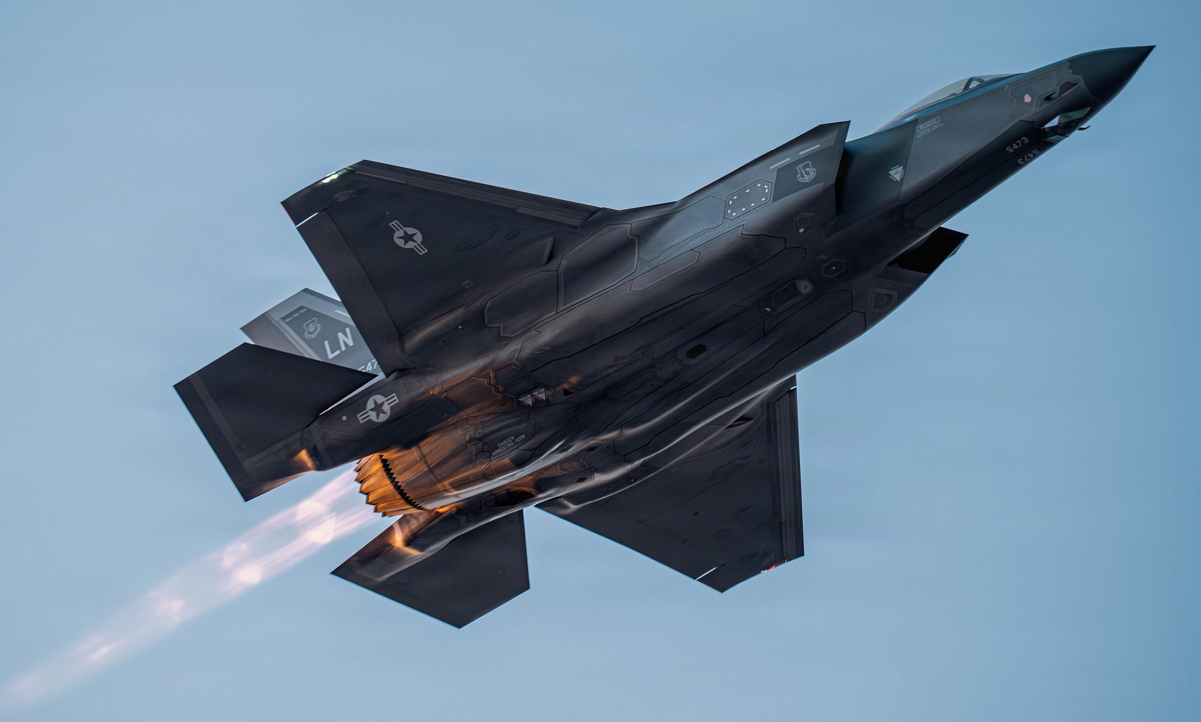 May bay F-35 vua ha canh khan gan Iran nguy hiem den dau hinh anh