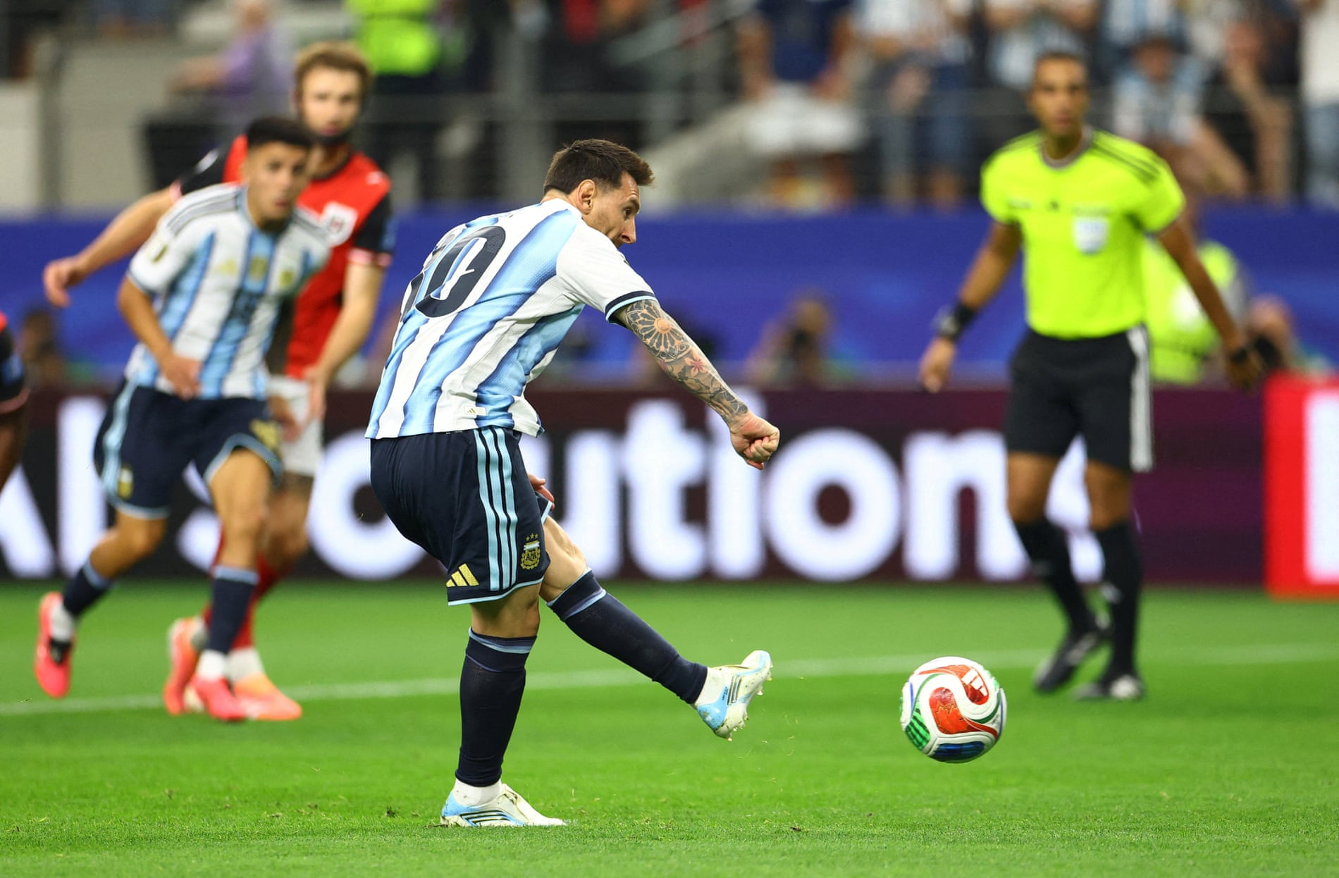 Messi da 'be cong' qua bong hoan hao den muc nao? hinh anh