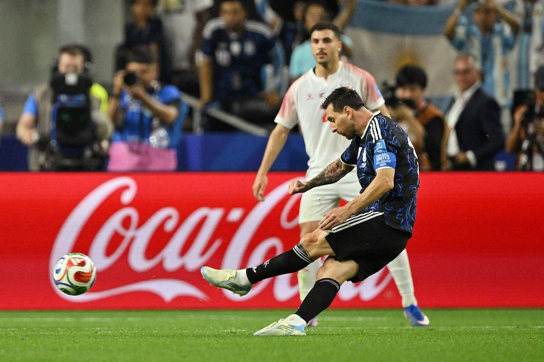 Khong can duong cong hoan hao, Messi van ghi dau voi vu khi sut phat hinh anh