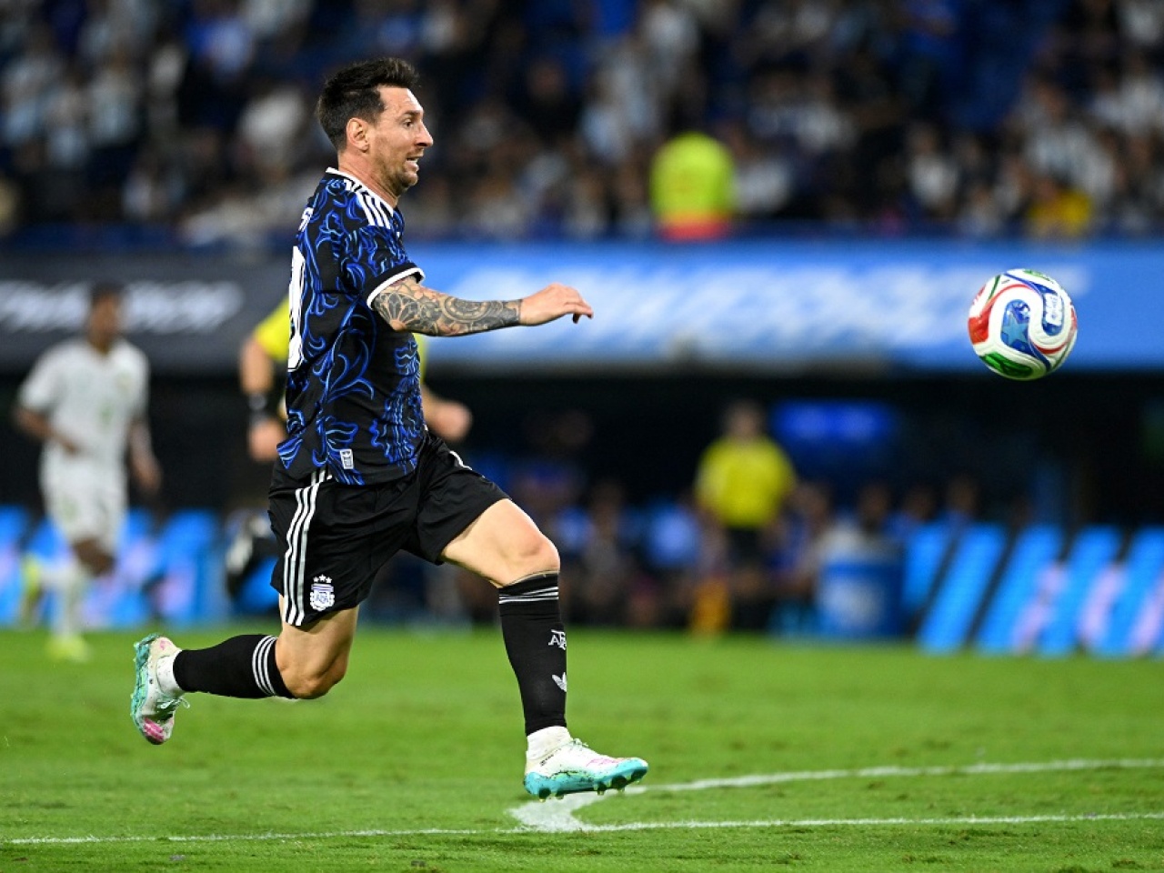 Messi van di bo hinh anh