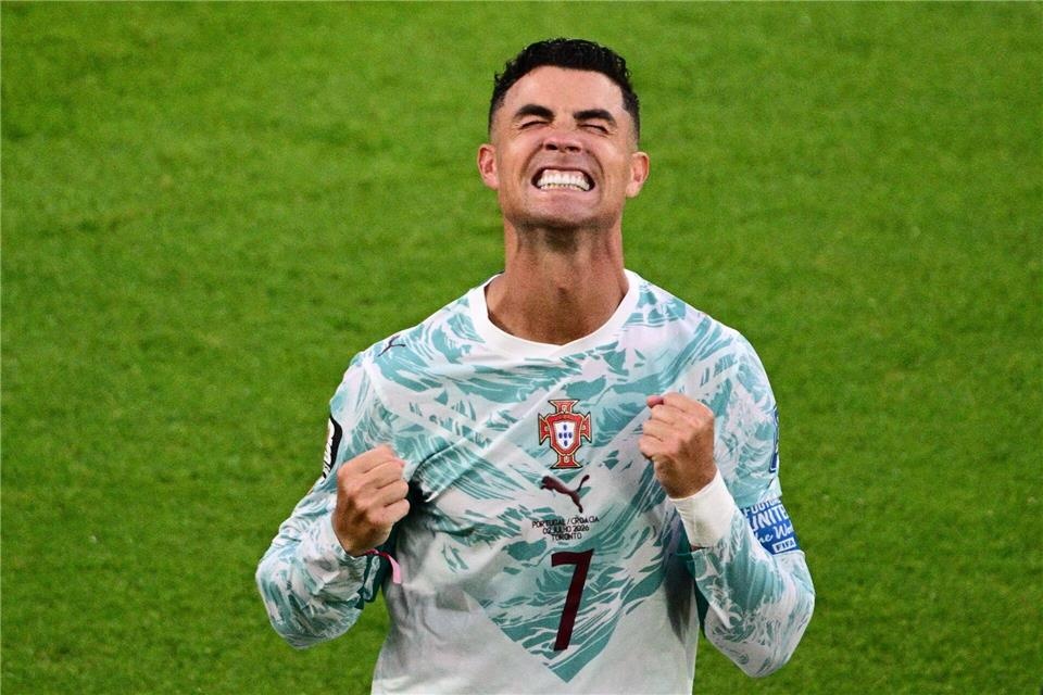 Thu tung tuoc ban thang cua Ronaldo lai cuu Bo Dao Nha hinh anh