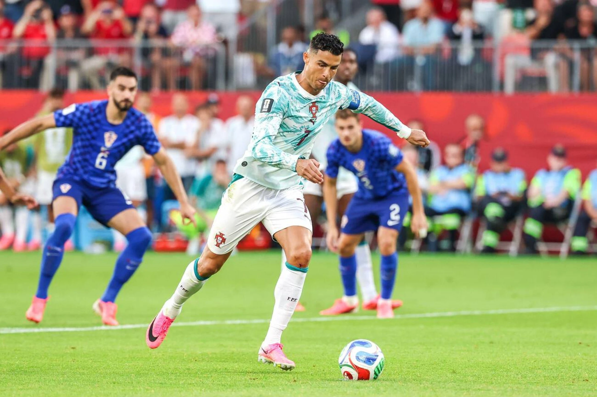 Ronaldo mao hiem hinh anh