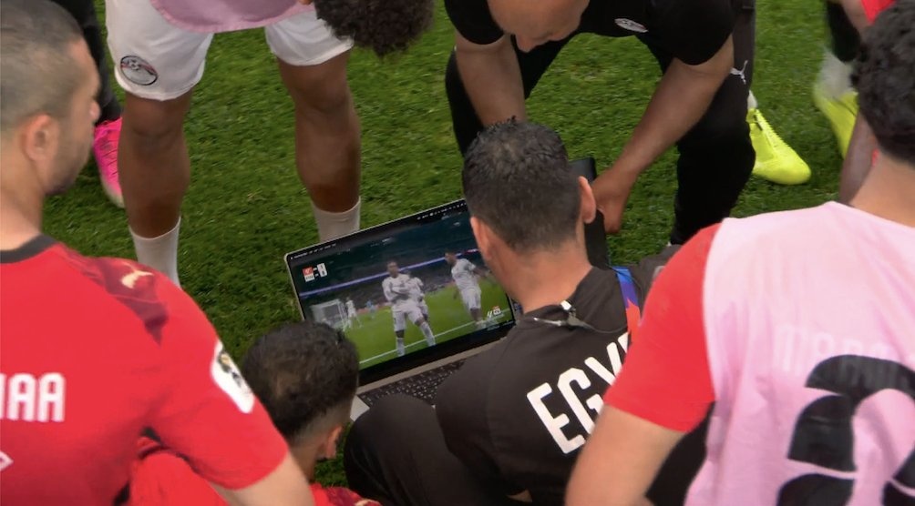 Vi sao Ai Cap dung laptop truoc khi buoc vao loat luan luu? hinh anh