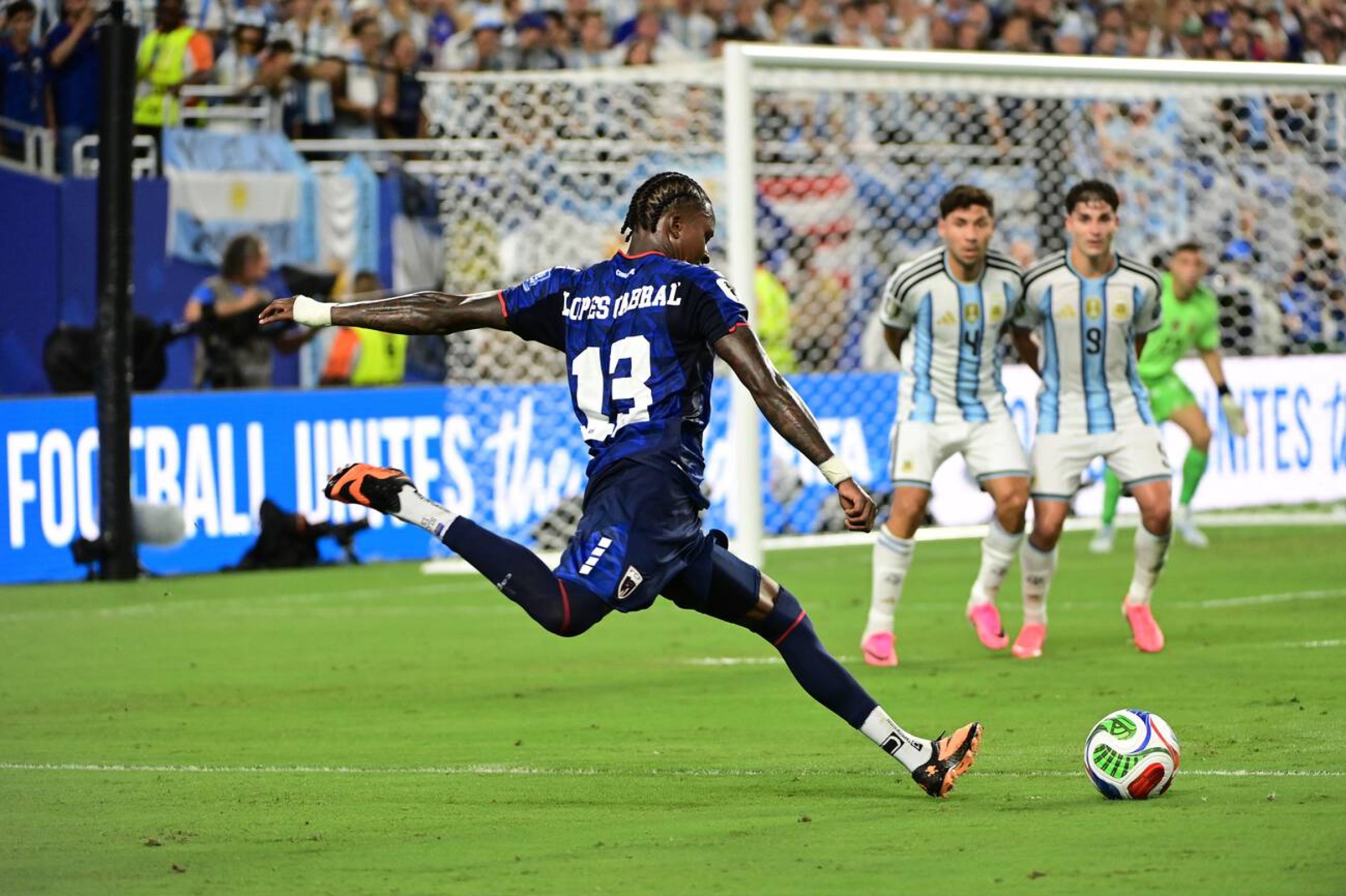 Game cung 'chao thua' voi sieu pham cua cau thu Cape Verde hinh anh