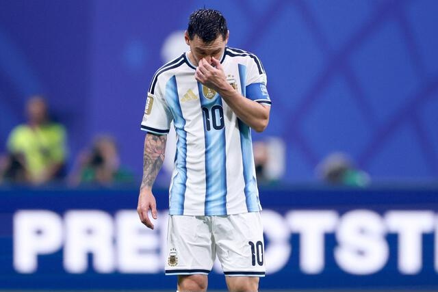 Messi 'tam thuong' tren cham phat den hinh anh