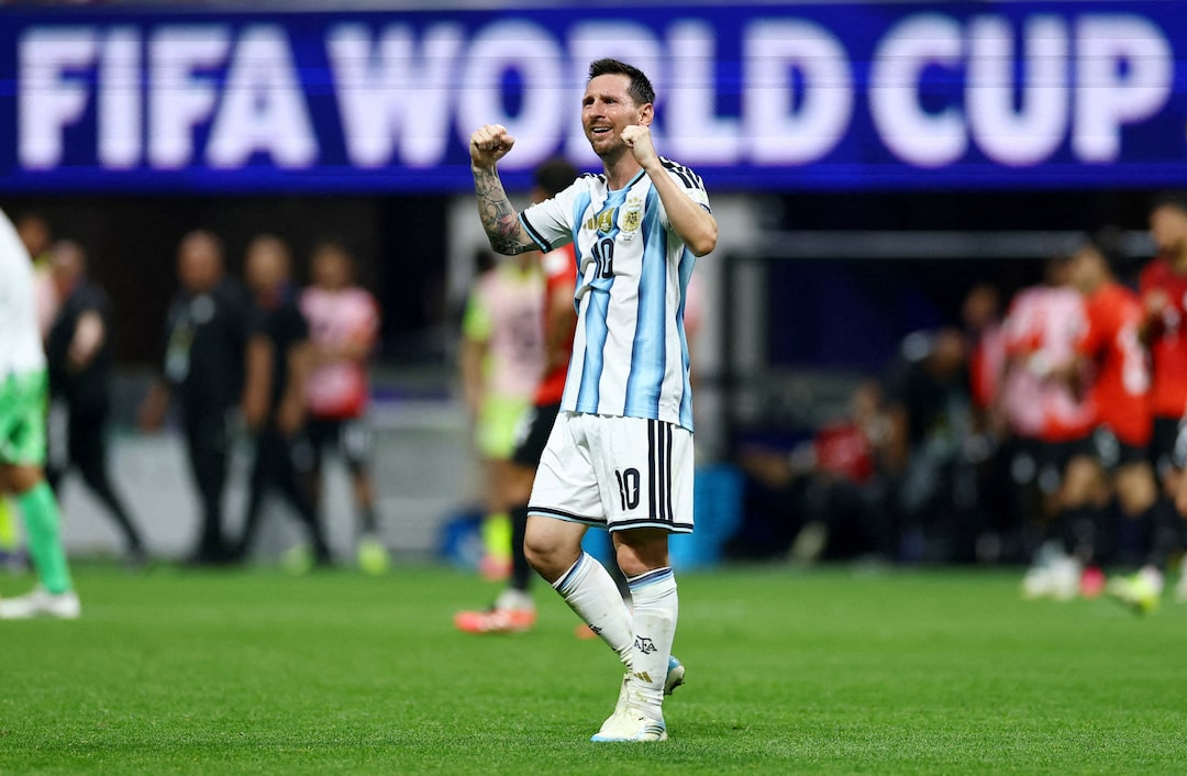 Messi không đi bộ một mình