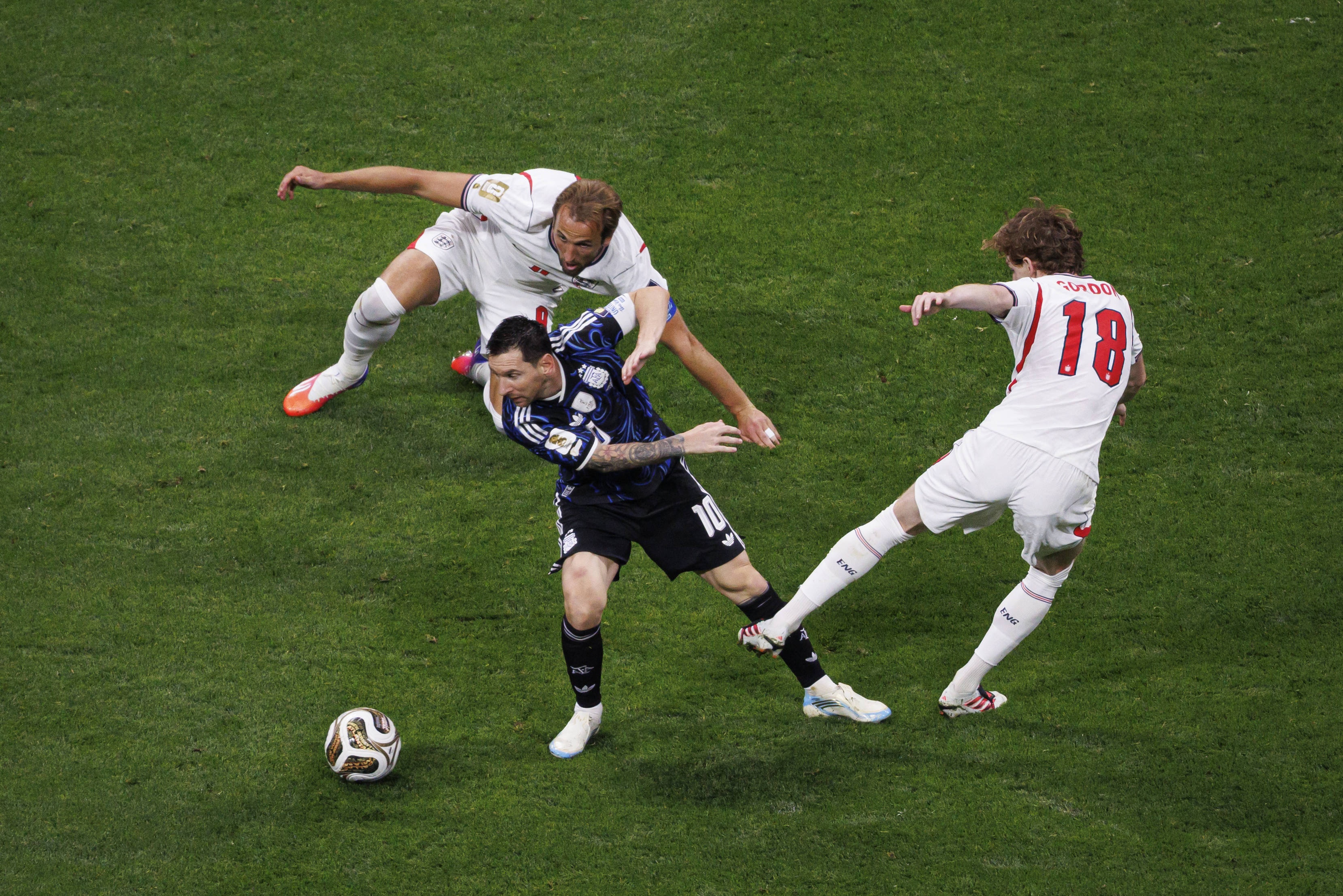 Lionel Messi đã 'kéo sập' hàng thủ tuyển Anh như thế nào?