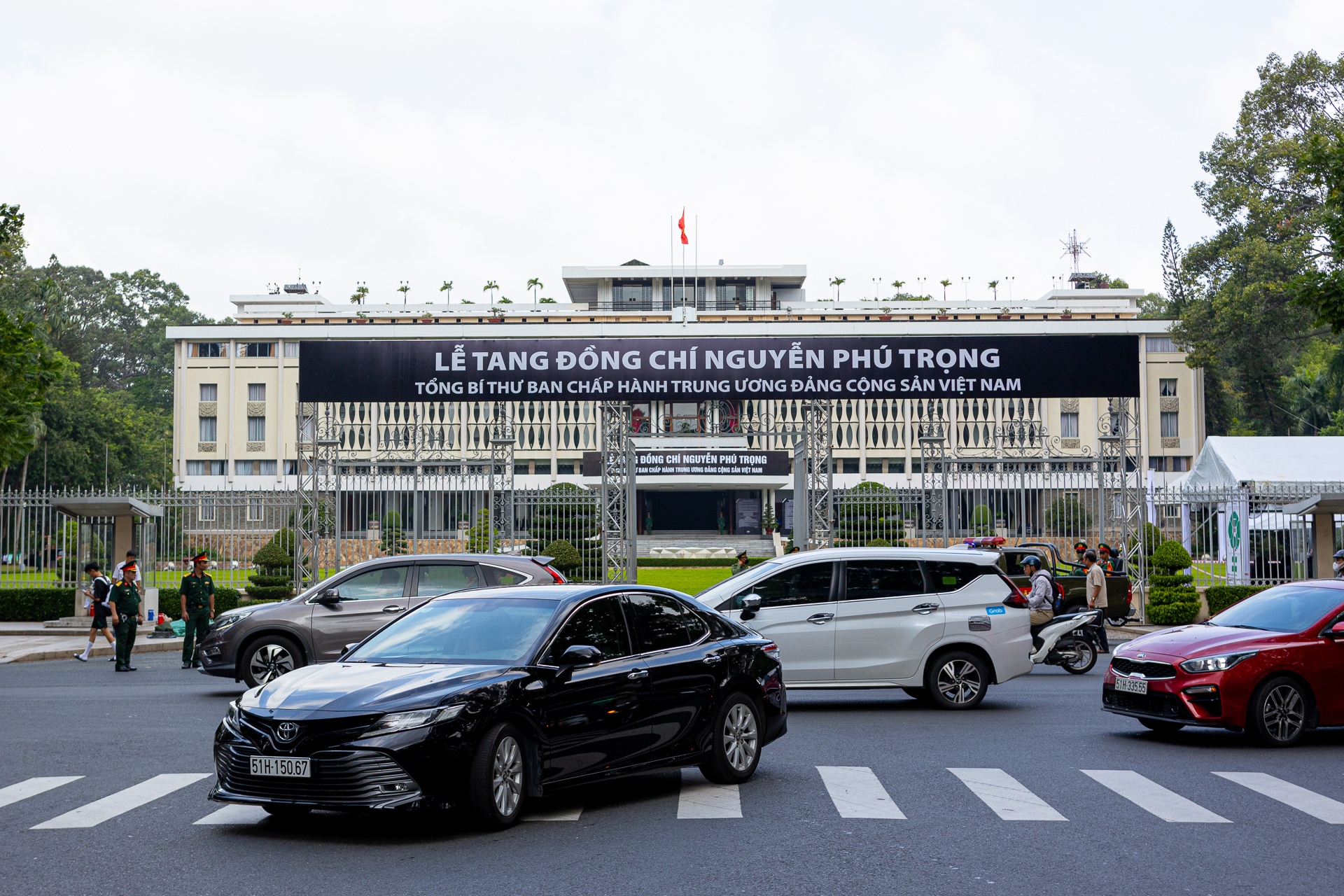 Xe cap cuu dac chung, nhieu bac si tuc truc trong Le tang Tong bi thu hinh anh