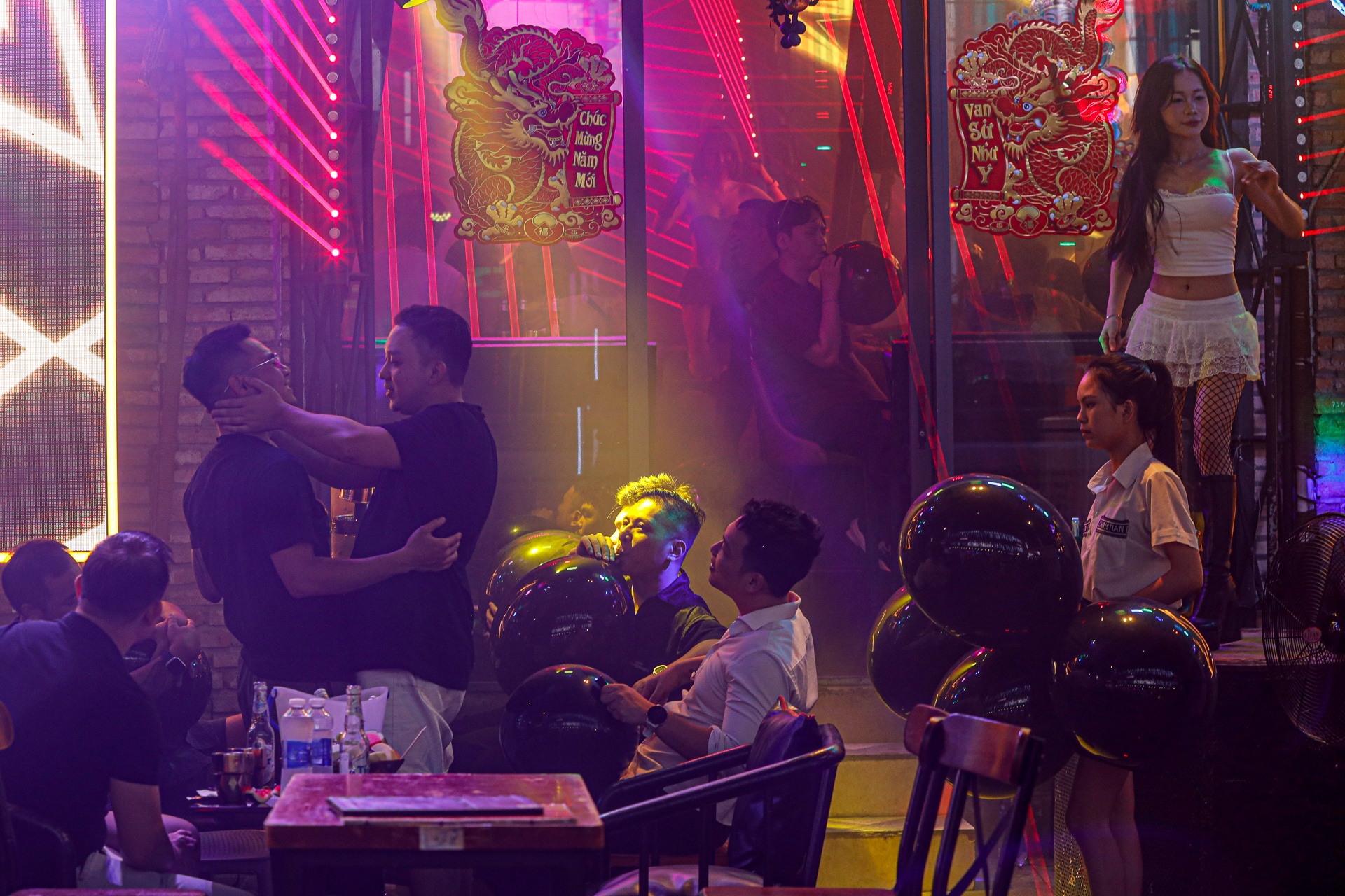 bong cuoi Bui Vien anh 5