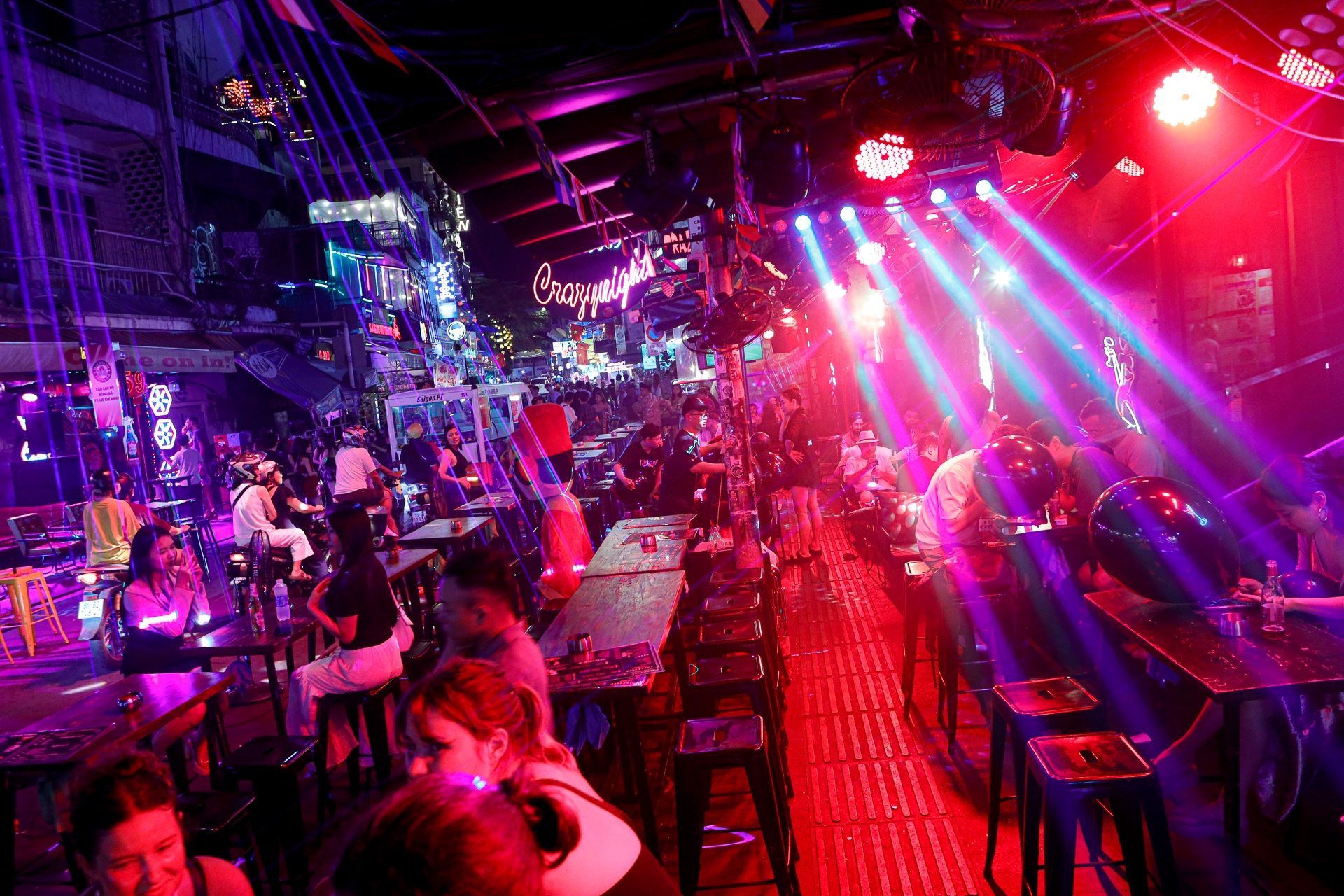 bong cuoi Bui Vien anh 7