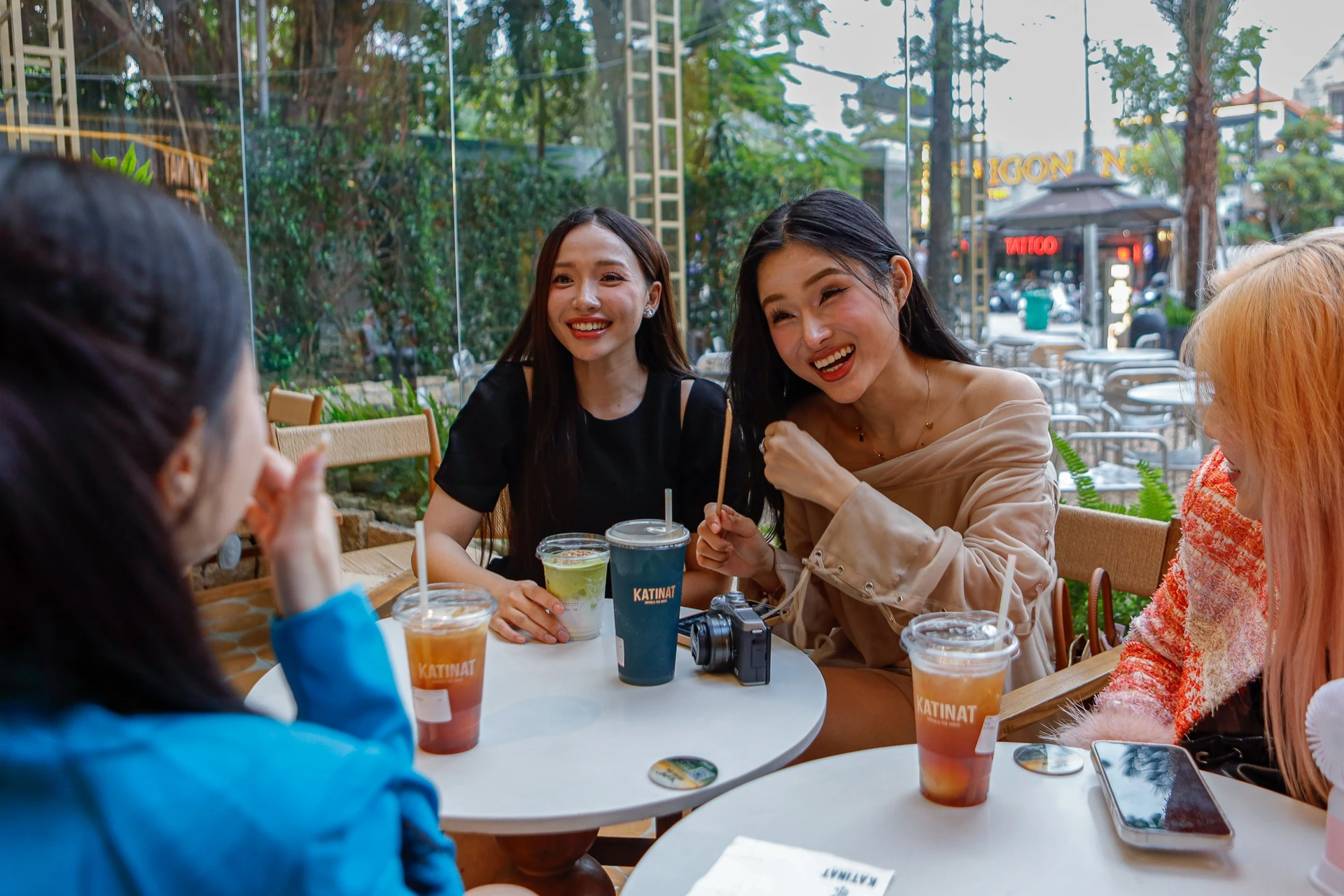 Khach Viet doi cho xep hang mua tra sua hinh anh