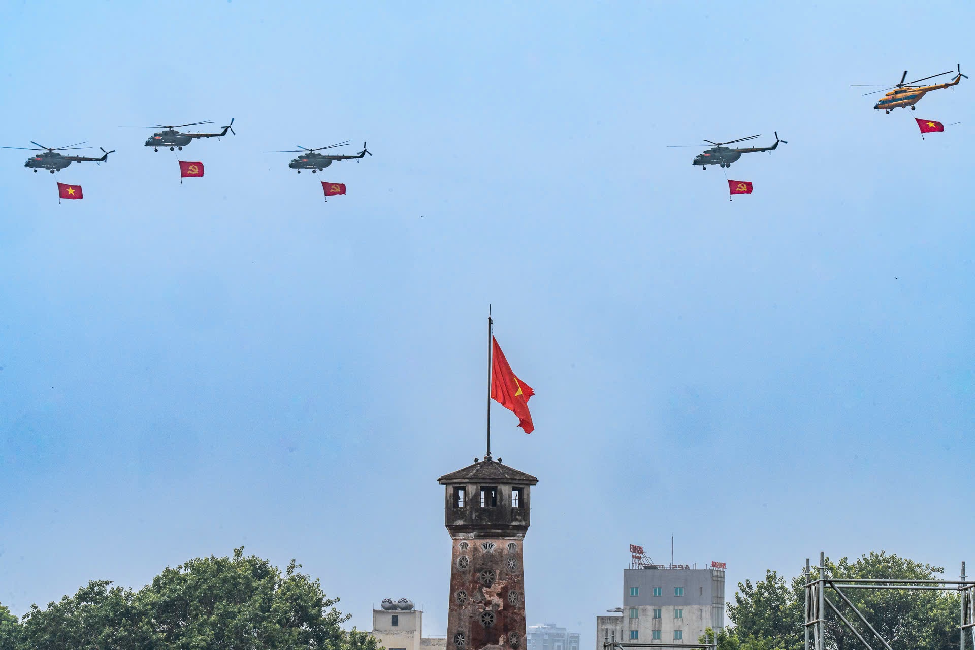 Tiem kich, truc thang chao lieng tren bau troi Ha Noi hinh anh