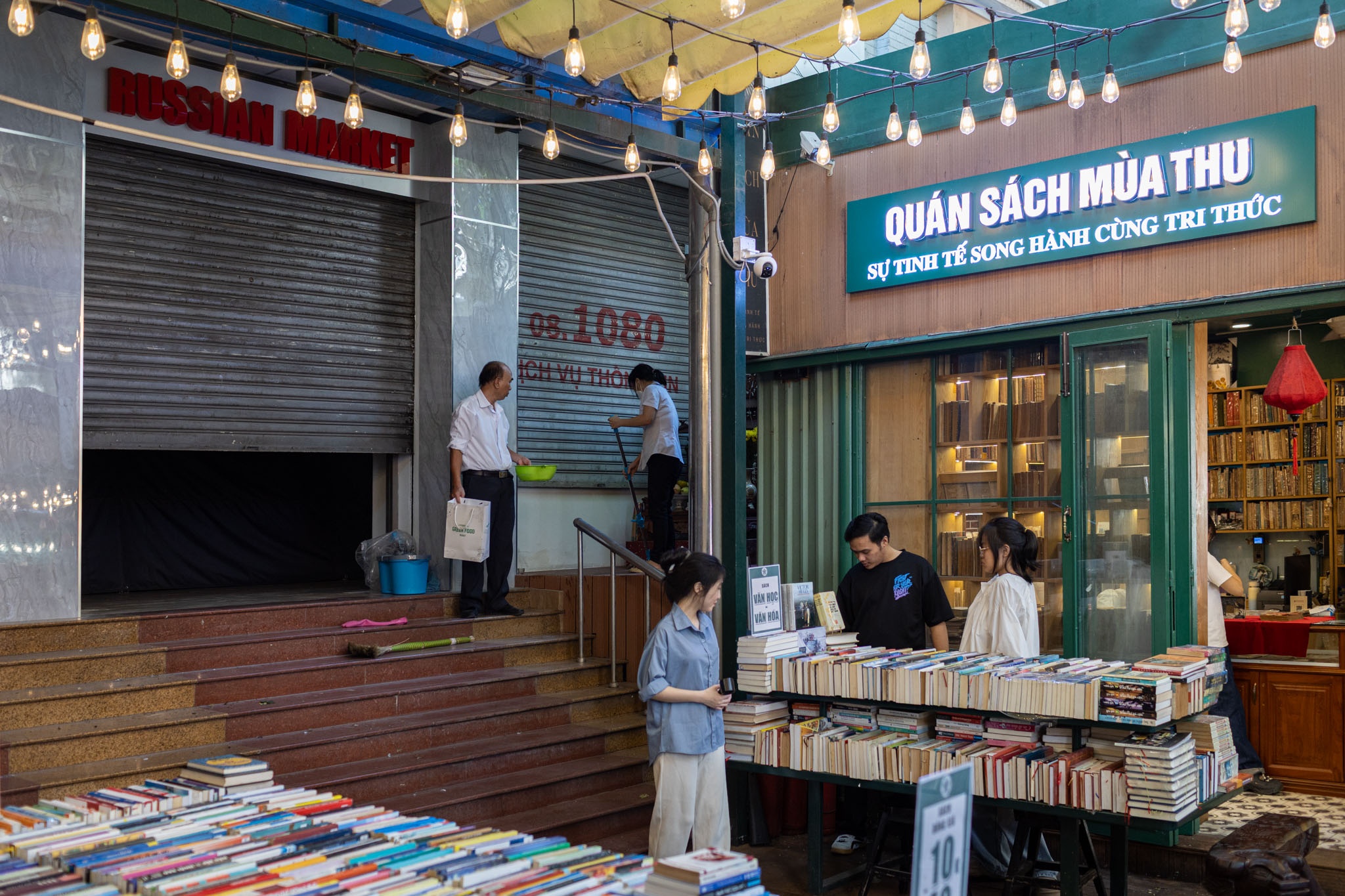 Can canh 'Cho Nga', The Box Market nam ke Buu dien TP.HCM hinh anh