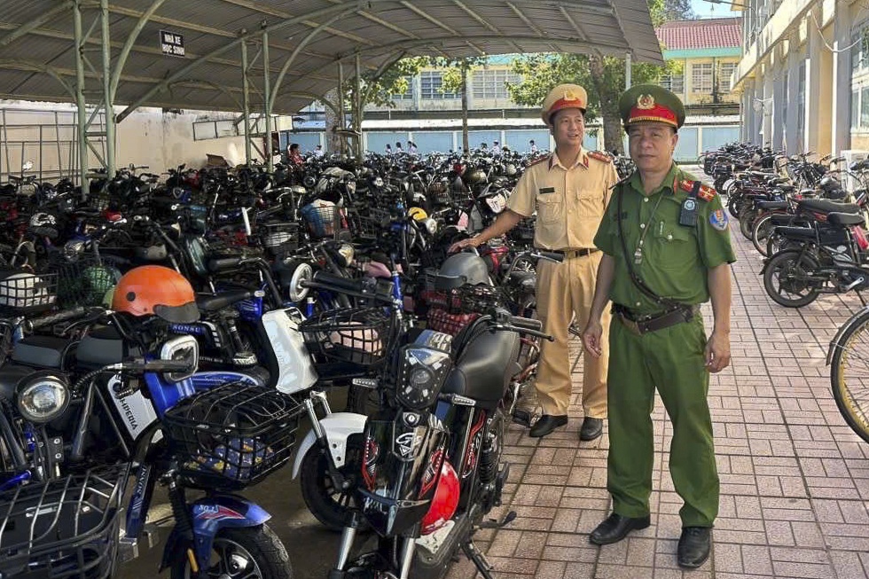 Canh sat giao thong TP.HCM den truong hoc de kiem tra bai giu xe may hinh anh