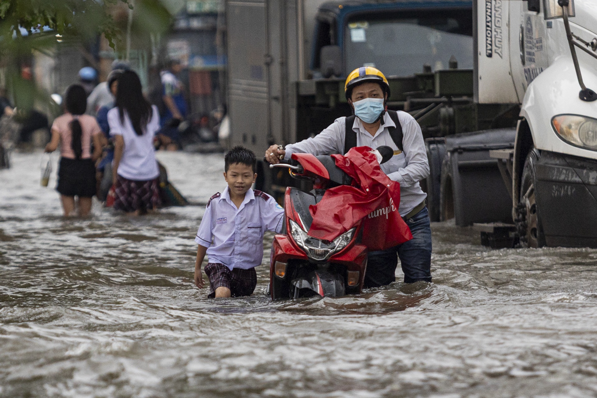 Trieu cuong dang cao tai TP.HCM gio tan tam, xe chet may la liet hinh anh