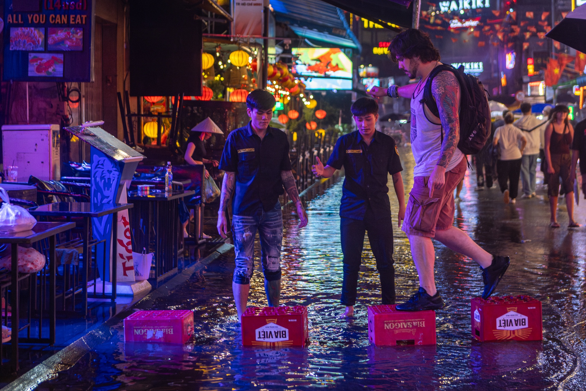 Pho Tay Bui Vien ngap sau mua lon o TP.HCM hinh anh