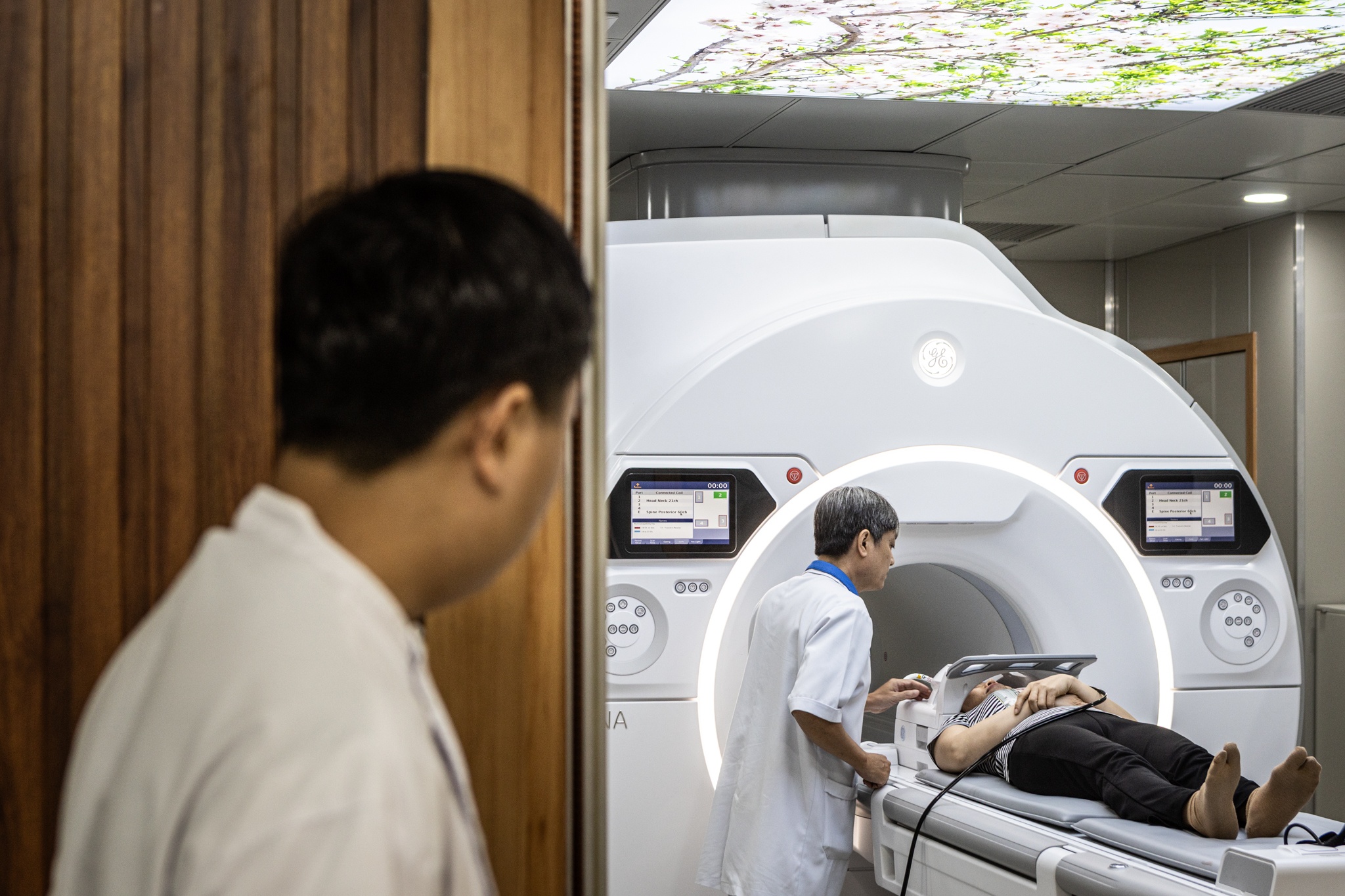 Can canh he thong MRI 3.0 Tesla tai Benh vien Cho Ray hinh anh