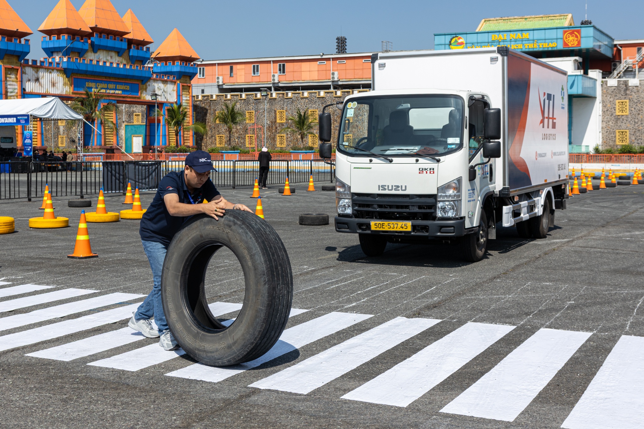 Lan dau dien ra ki thi lai xe tai, container an toan o TP.HCM hinh anh