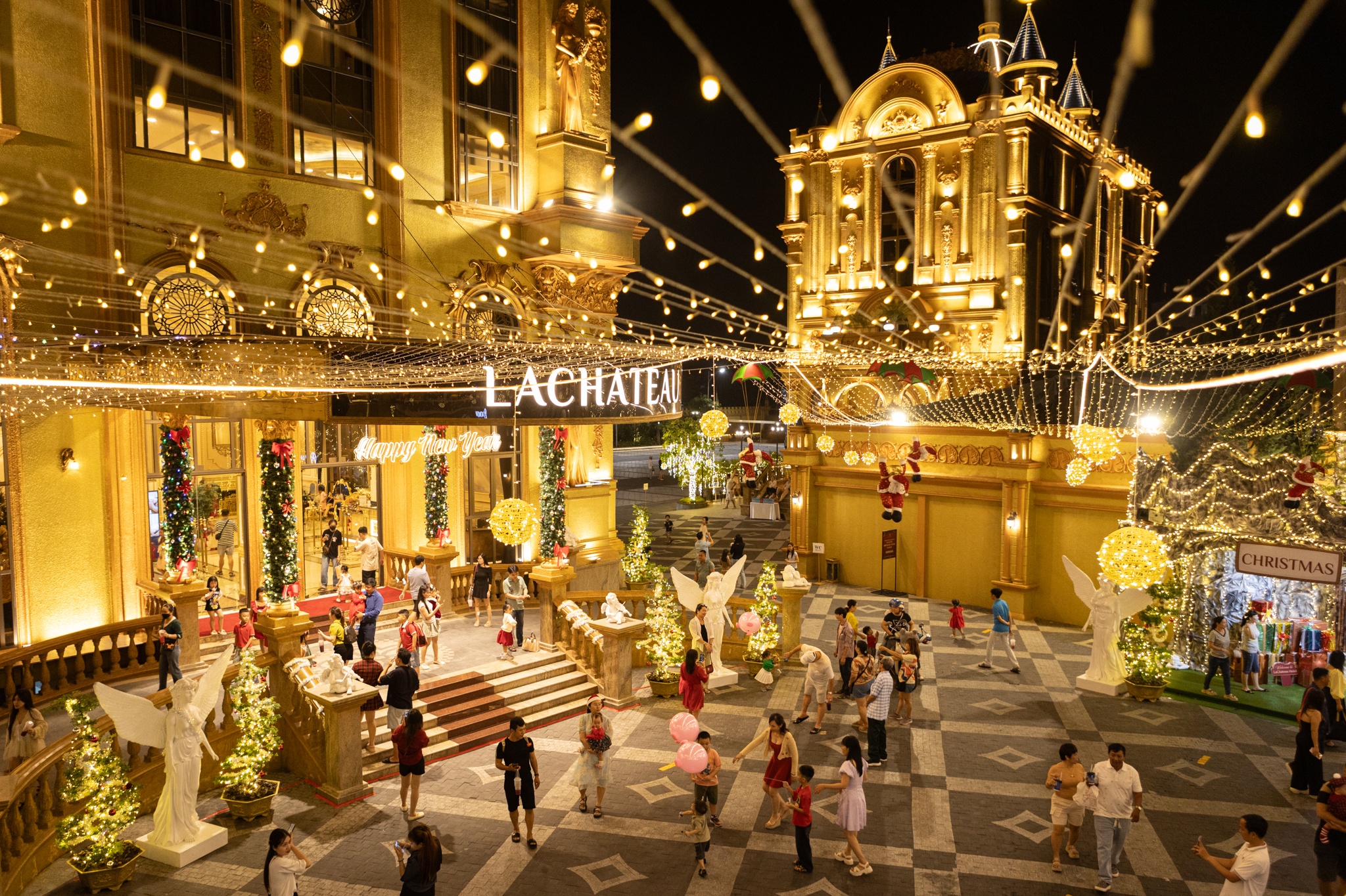 Khach san TP.HCM chi hon 1 ty dong hoa lau dai Giang sinh hinh anh