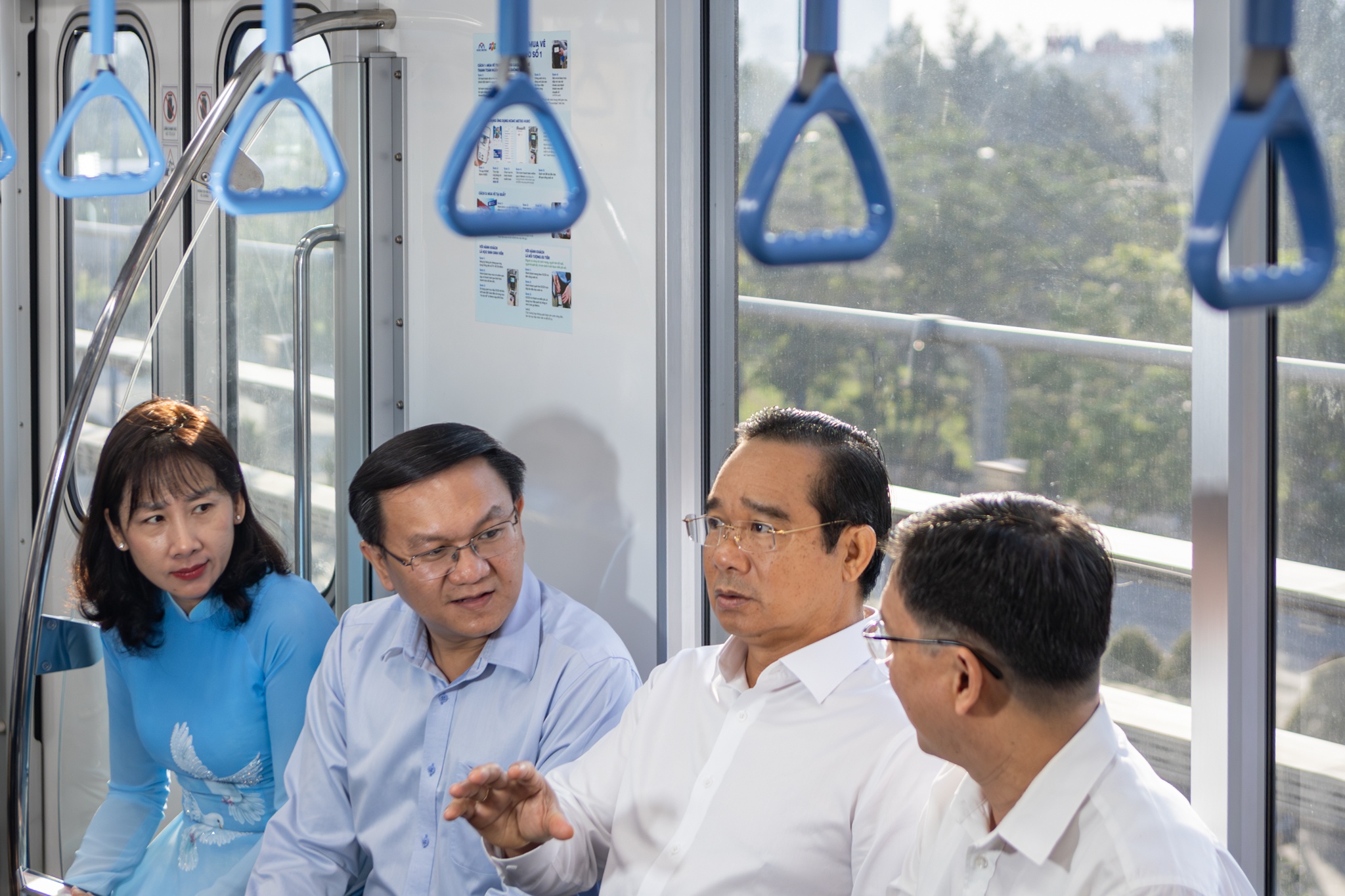 Chu tich UBND TP.HCM di metro, trai nghiem lam thu tuc hanh chinh cong hinh anh