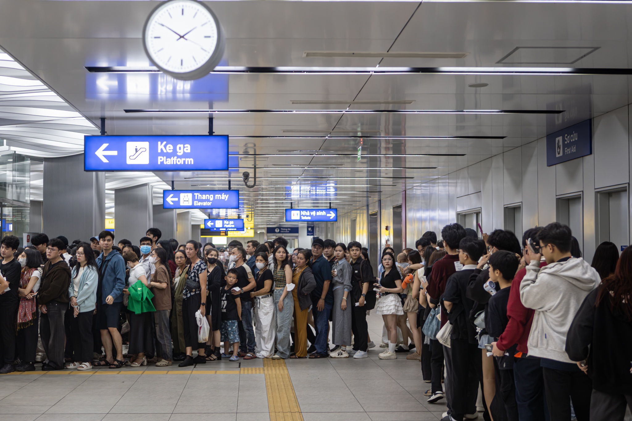Ga metro TP.HCM dong 'khong loi thoat' sau phao hoa mung nam moi hinh anh