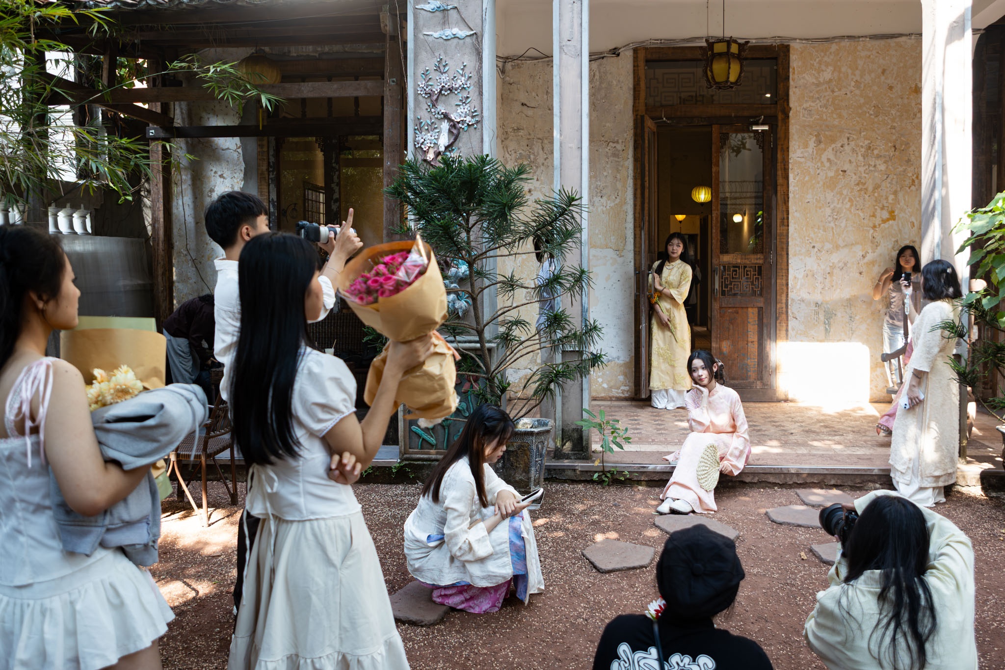 Tu vien, quan ca phe TP.HCM dong nghet 'nang tho', 'ba phu ho' hinh anh