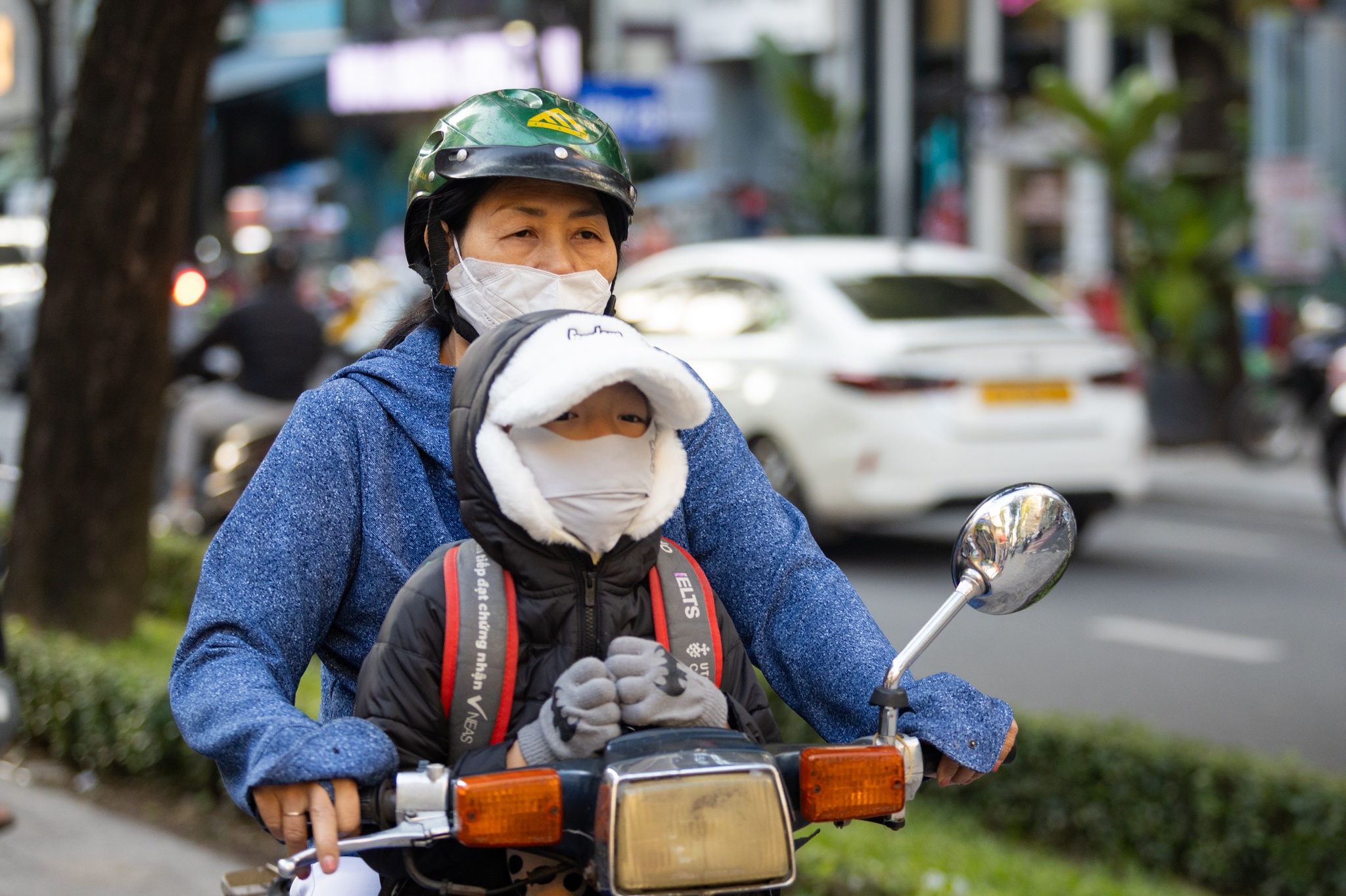 Hoc sinh TP.HCM co ro di hoc trong ngay lanh chua tung co suot 10 nam hinh anh