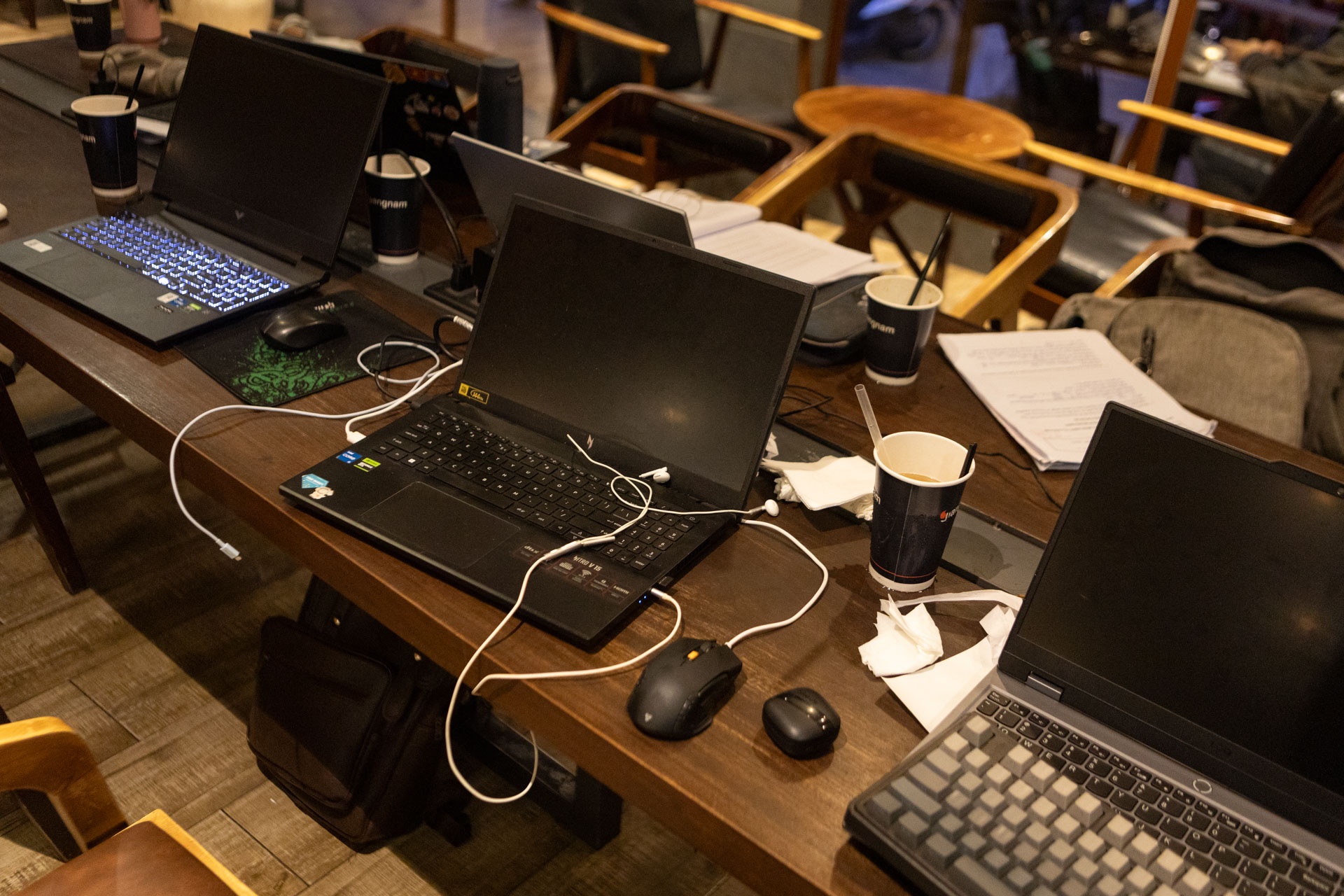 Khach di an, la liet laptop nam 'giu cho' trong quan ca phe TP.HCM hinh anh