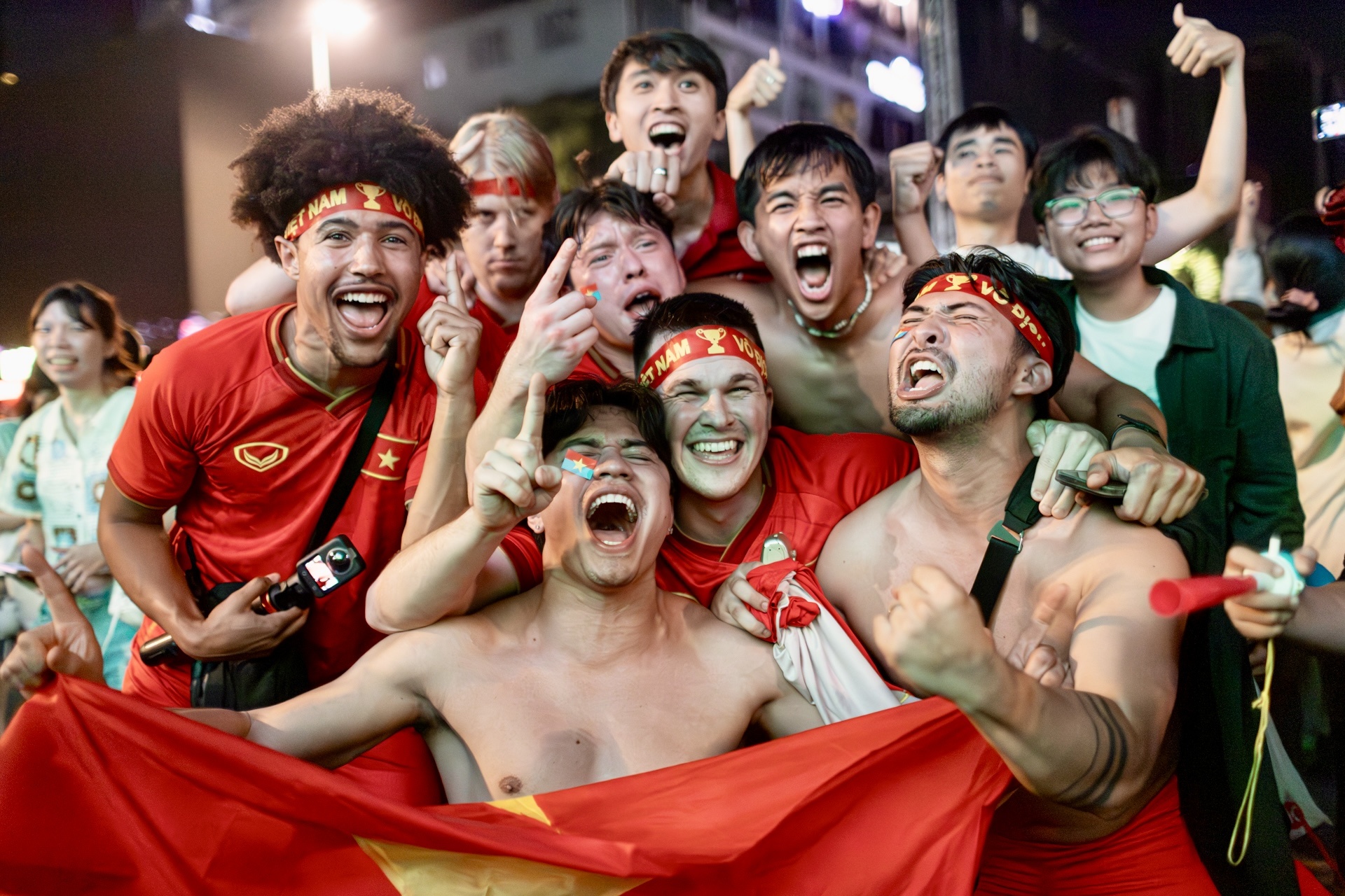 Du khach ho het khan co, pho di bo o TP.HCM vo oa vi U23 Viet Nam hinh anh