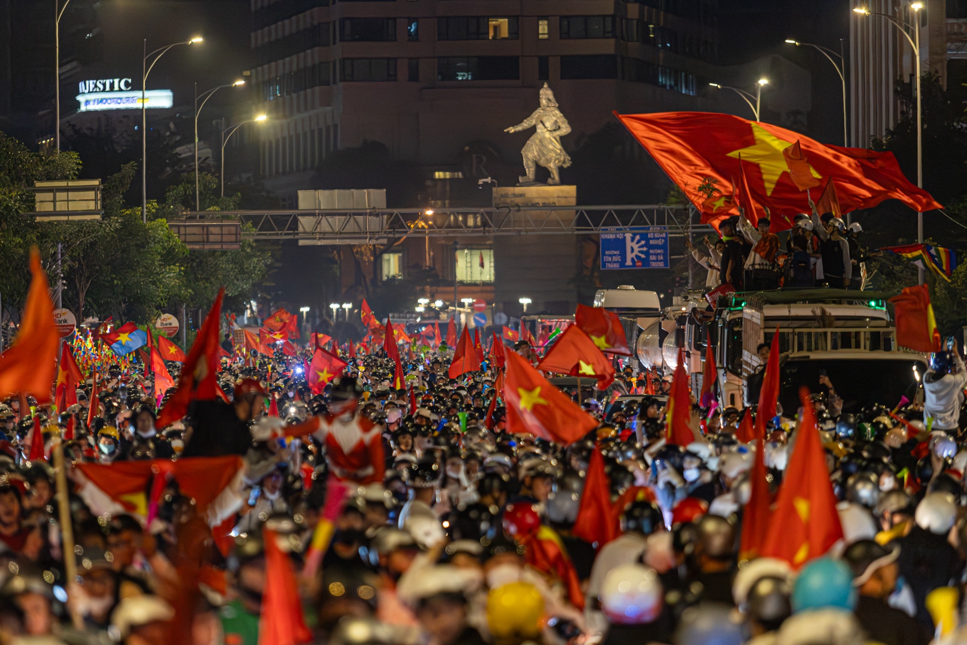 CDV xuong duong 'di bao', trung tam TP.HCM ruc do sac co hinh anh