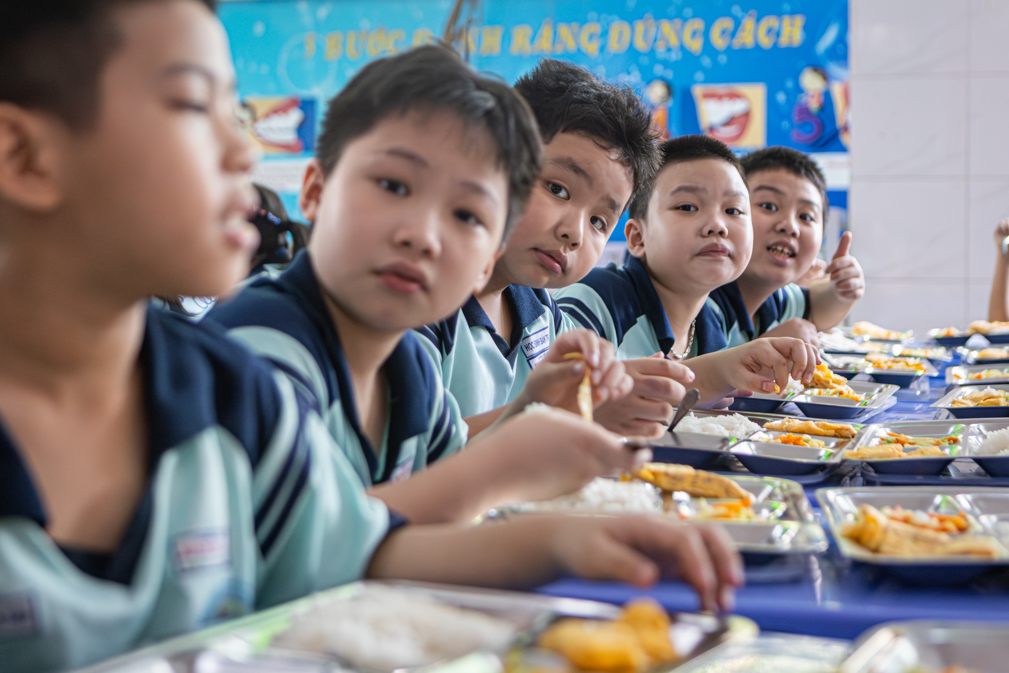 Bua com ban tru tai truong tieu hoc o TP.HCM hinh anh