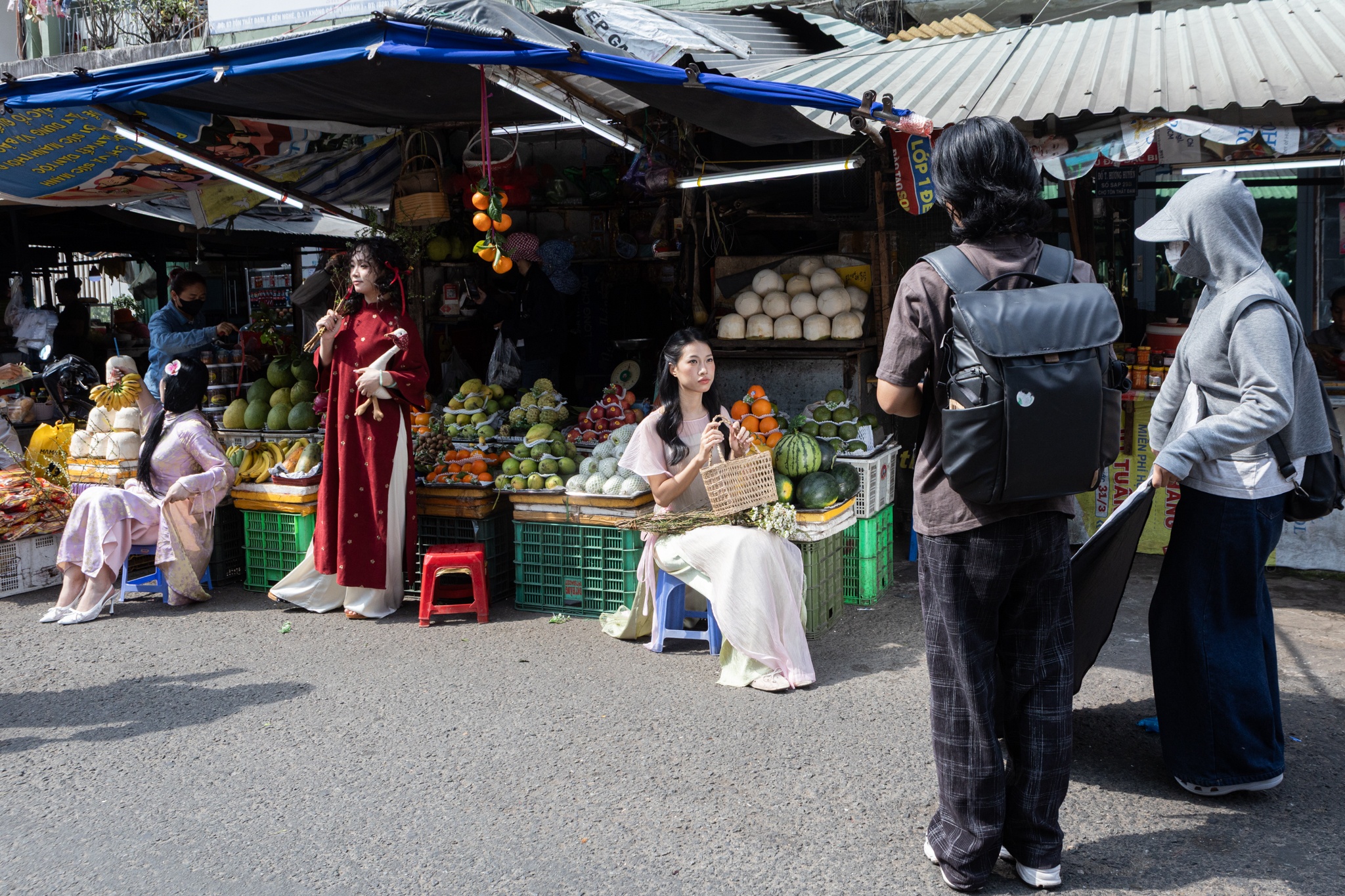 Do xo chup anh Tet o sap trai cay chi Be Dep hot nhat cho Ton That Dam hinh anh