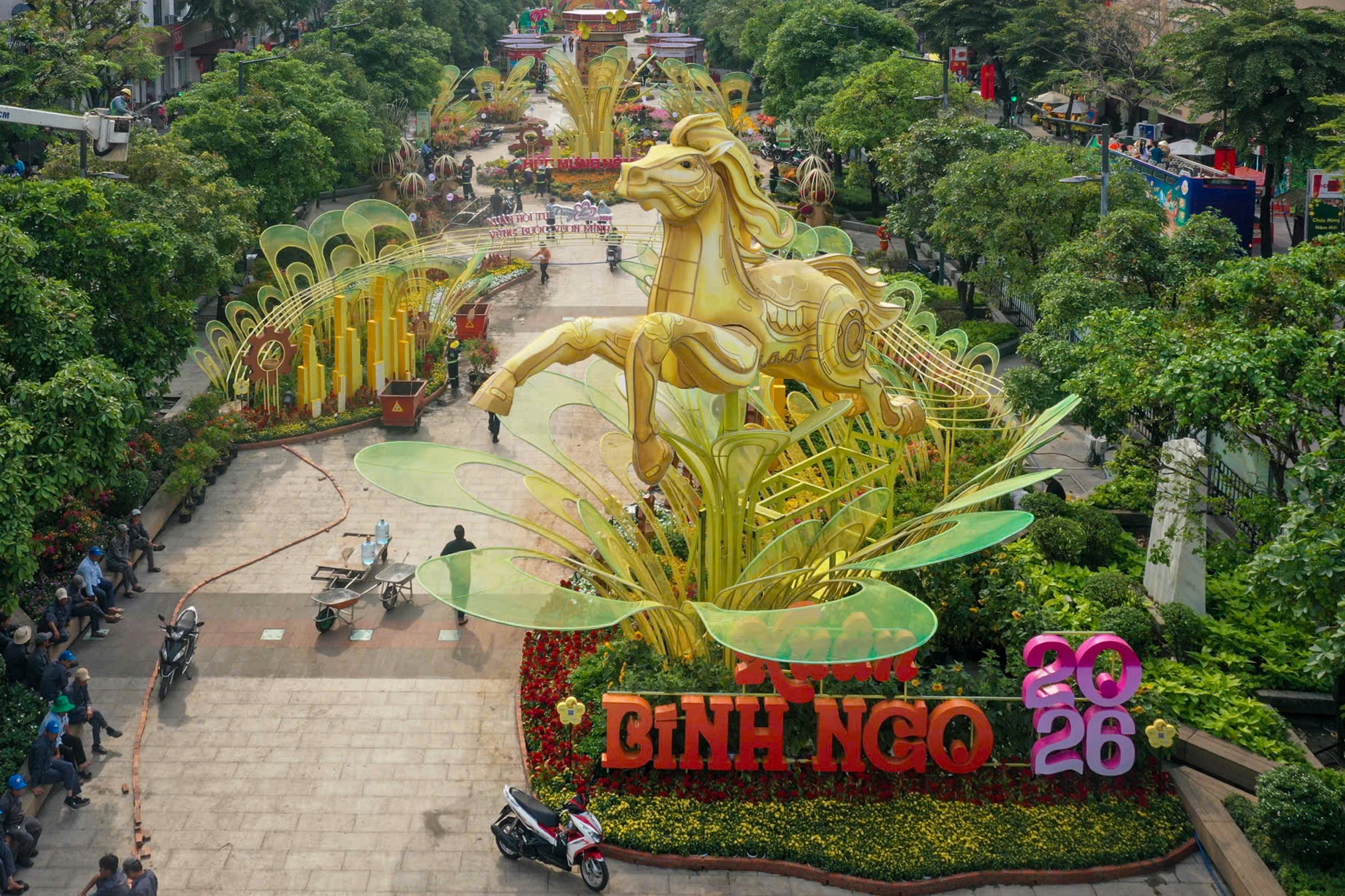 2 phien ban duong hoa Nguyen Hue truoc gio khai mac hinh anh