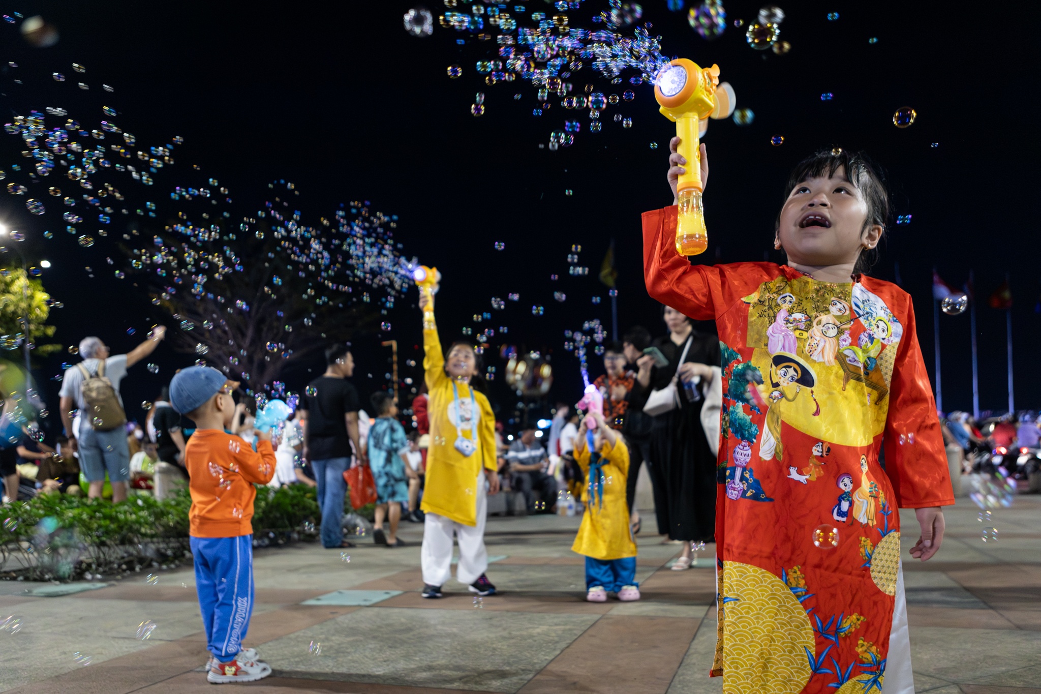 Nguoi dan TP.HCM do ve trung tam cho khoanh khac giao thua hinh anh