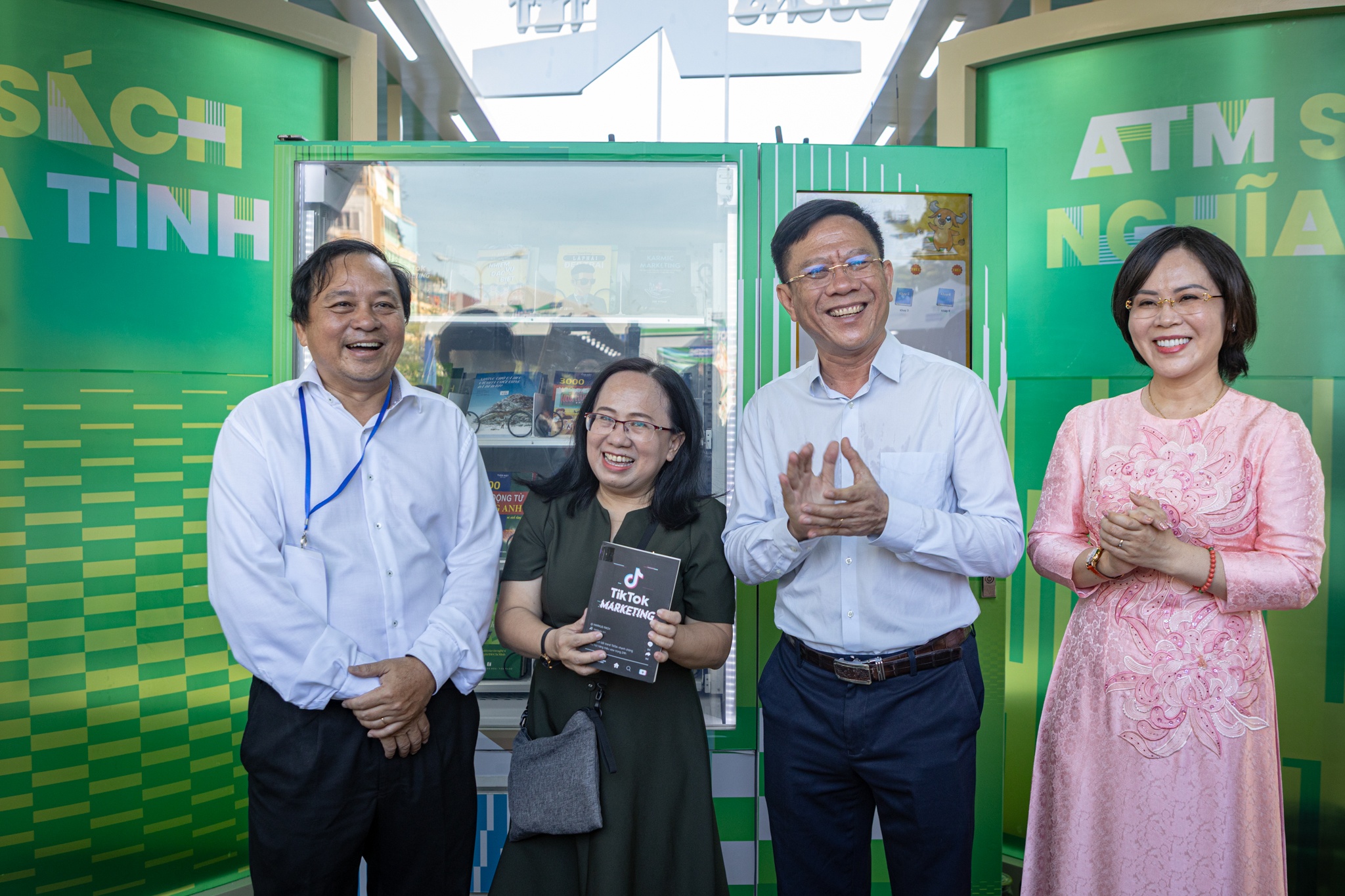 Li xi sach tet anh 1