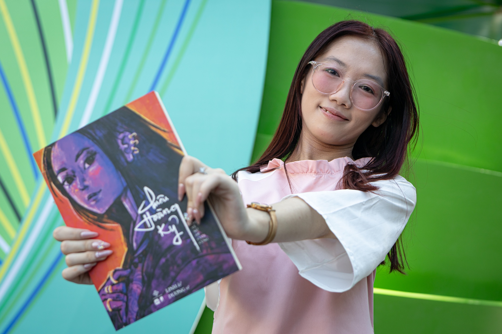 Ban tre TP.HCM 'xe tui mu', nhan li xi sach trong mung 1 Tet hinh anh