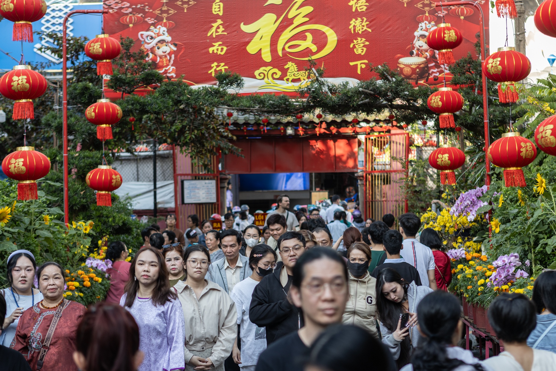 Nguoi dan TP.HCM di chua, 'danh tieu nhan' mung 2 Tet hinh anh