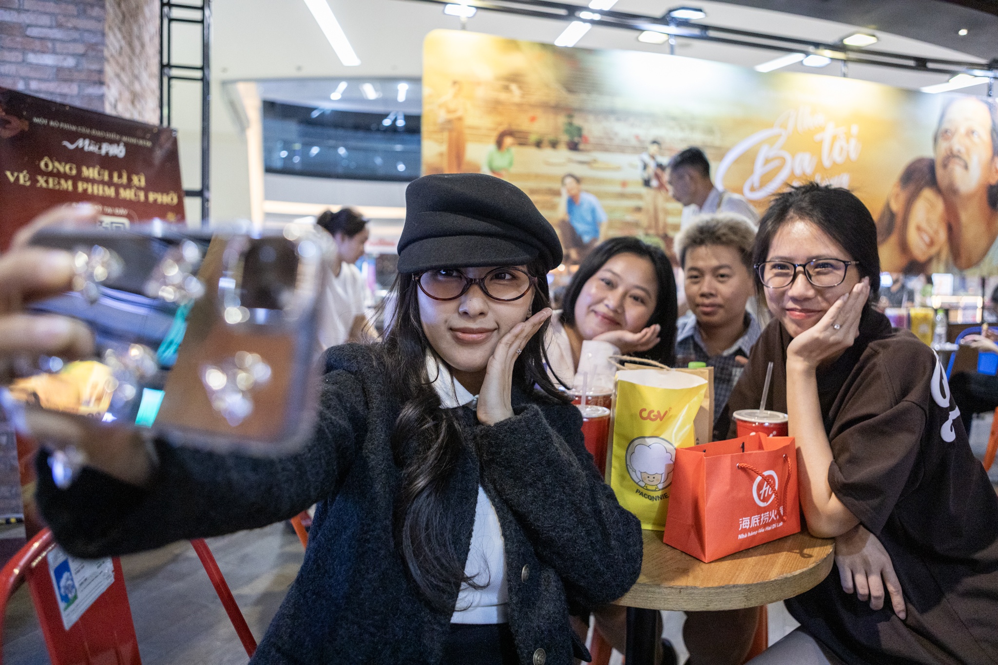 Phim cua Tran Thanh phu rap, khan gia TP.HCM chen chan mua ve dau nam hinh anh