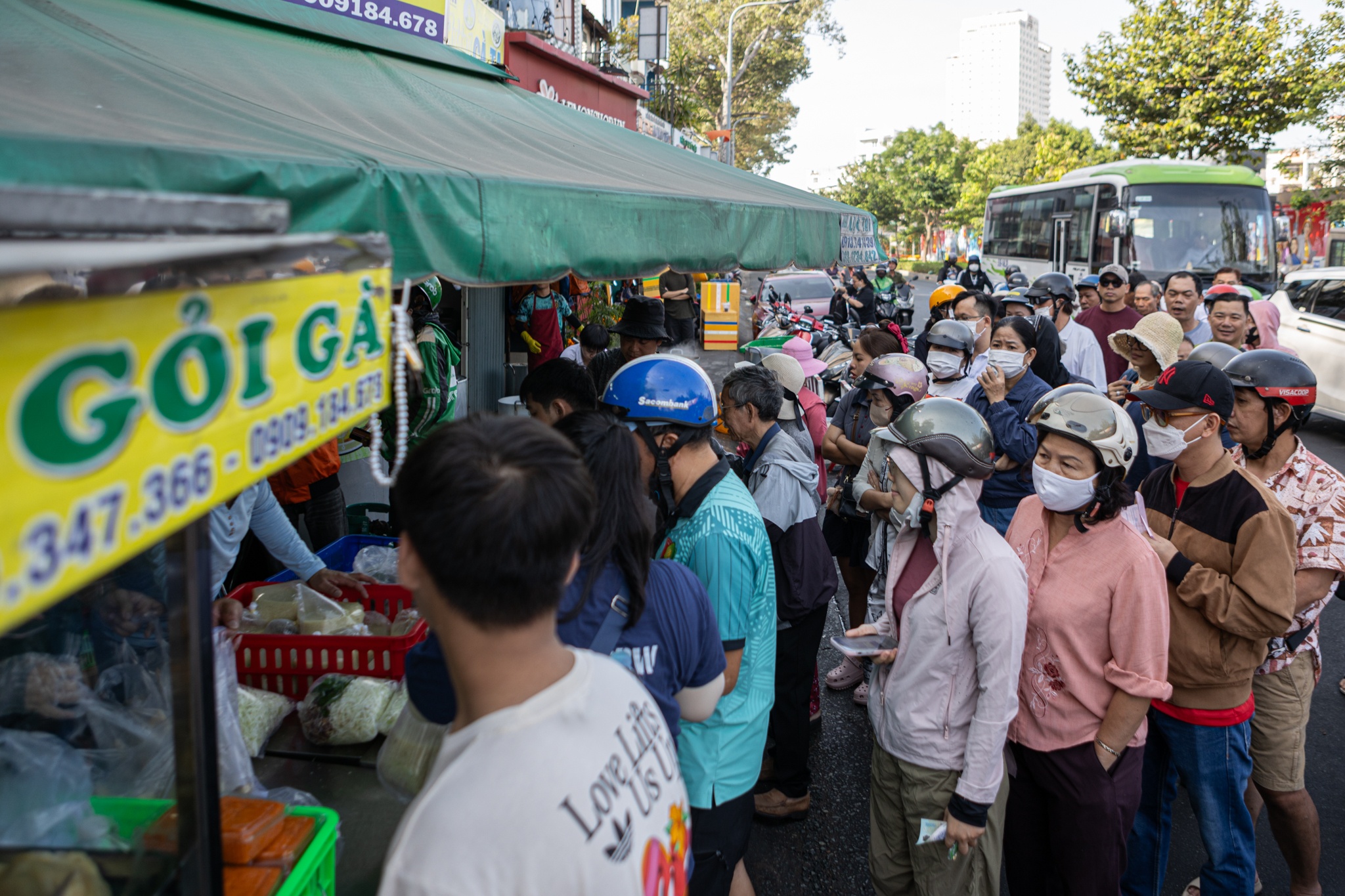 Nguoi dan TP.HCM cho 40 phut mua ga cung mung 3 Tet hinh anh