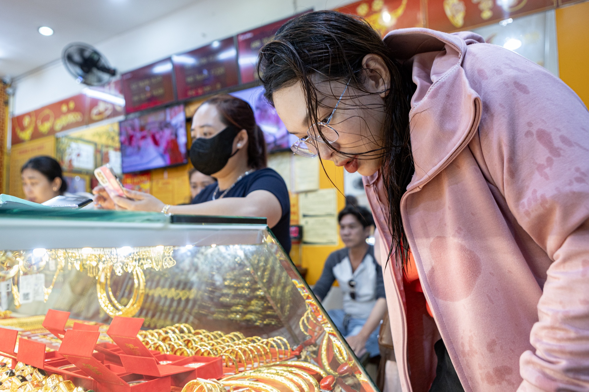 Nguoi TP.HCM doi mua lon mua vang, co tiem den trua da 'chay hang' hinh anh