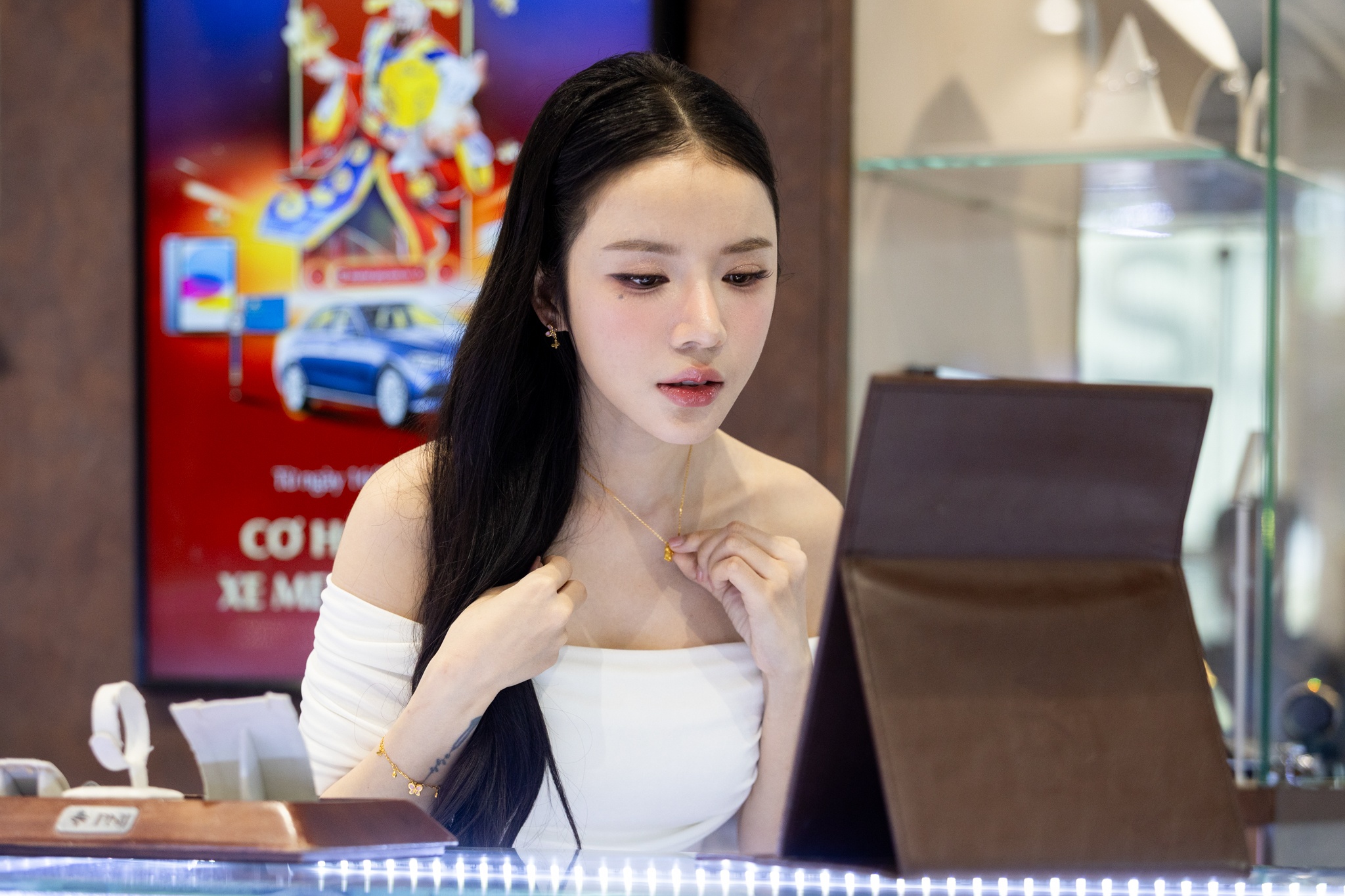 Nguoi TP.HCM doi mua lon mua vang, co tiem den trua da 'chay hang' hinh anh