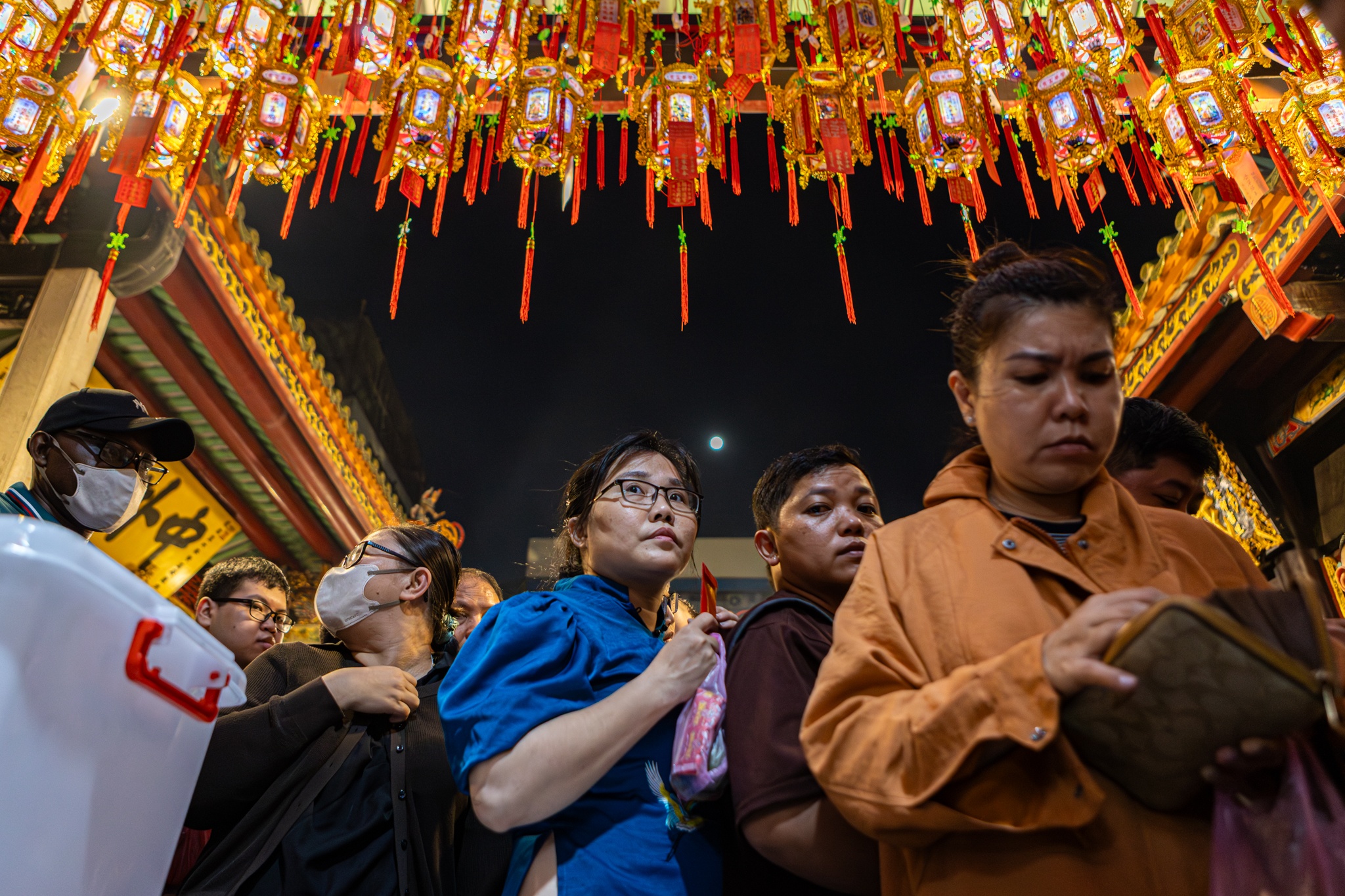 Canh di chua 'xin loc', 'tra le' den khuya o TP.HCM hinh anh