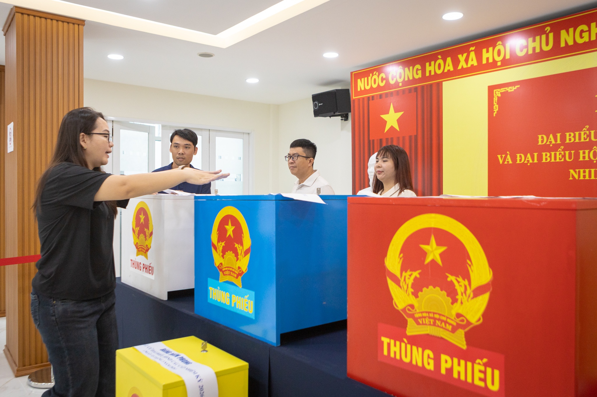 Cac diem bau cu TP.HCM san sang truoc gio G hinh anh