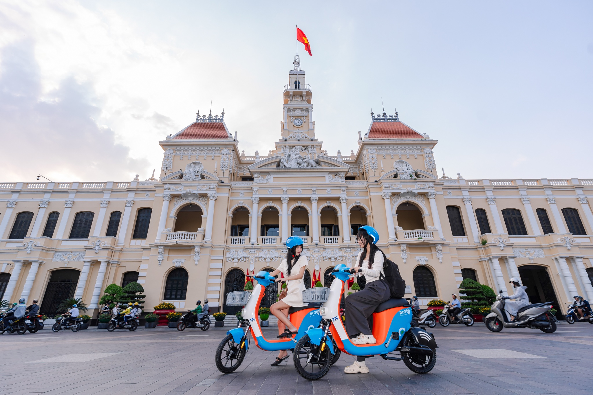 Thu xe dap dien cong cong TP.HCM: Tien loi, hoi chat voi nguoi cao hinh anh